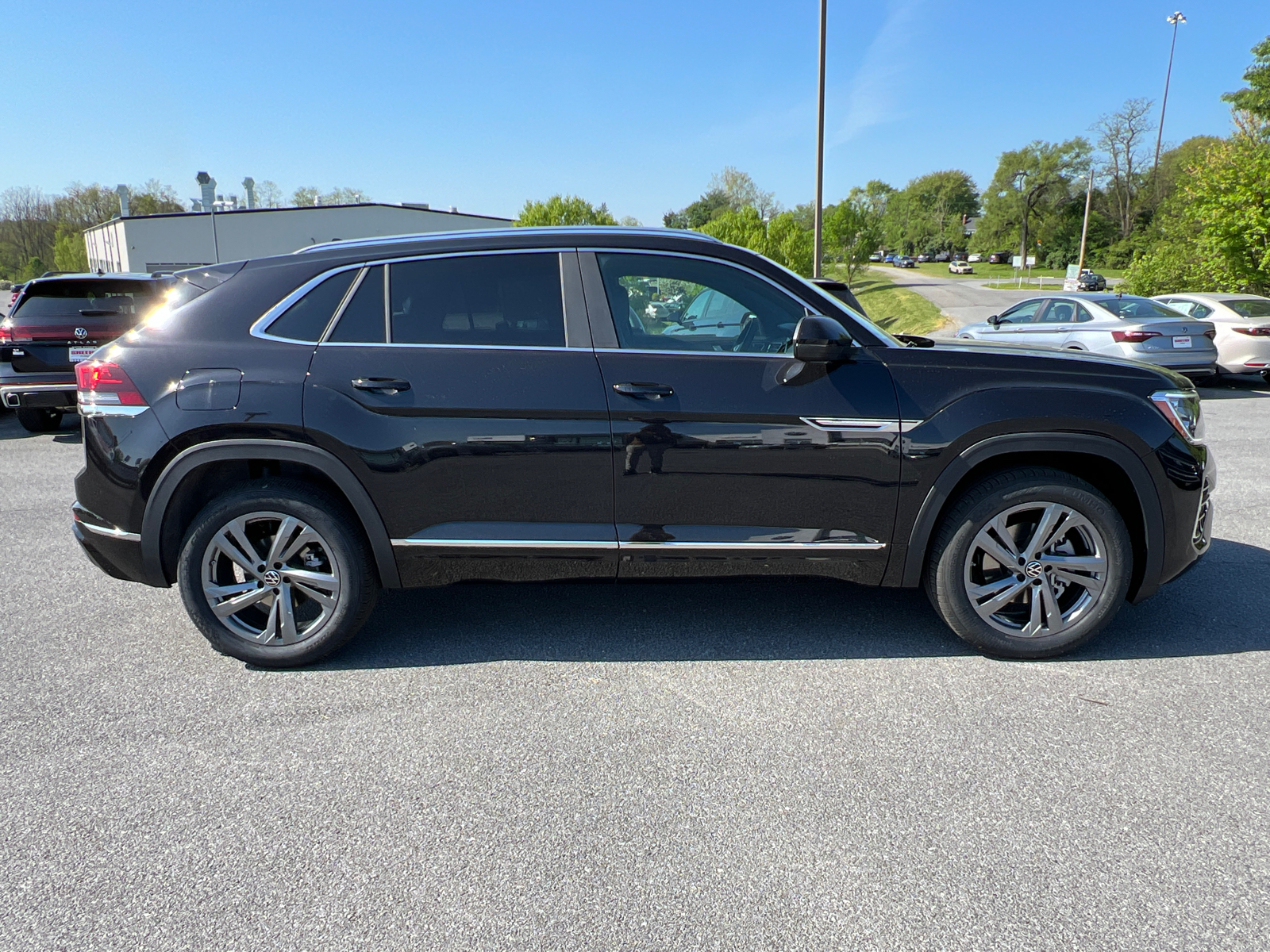 2024 Volkswagen Atlas Cross Sport 2.0T SEL R-Line 4