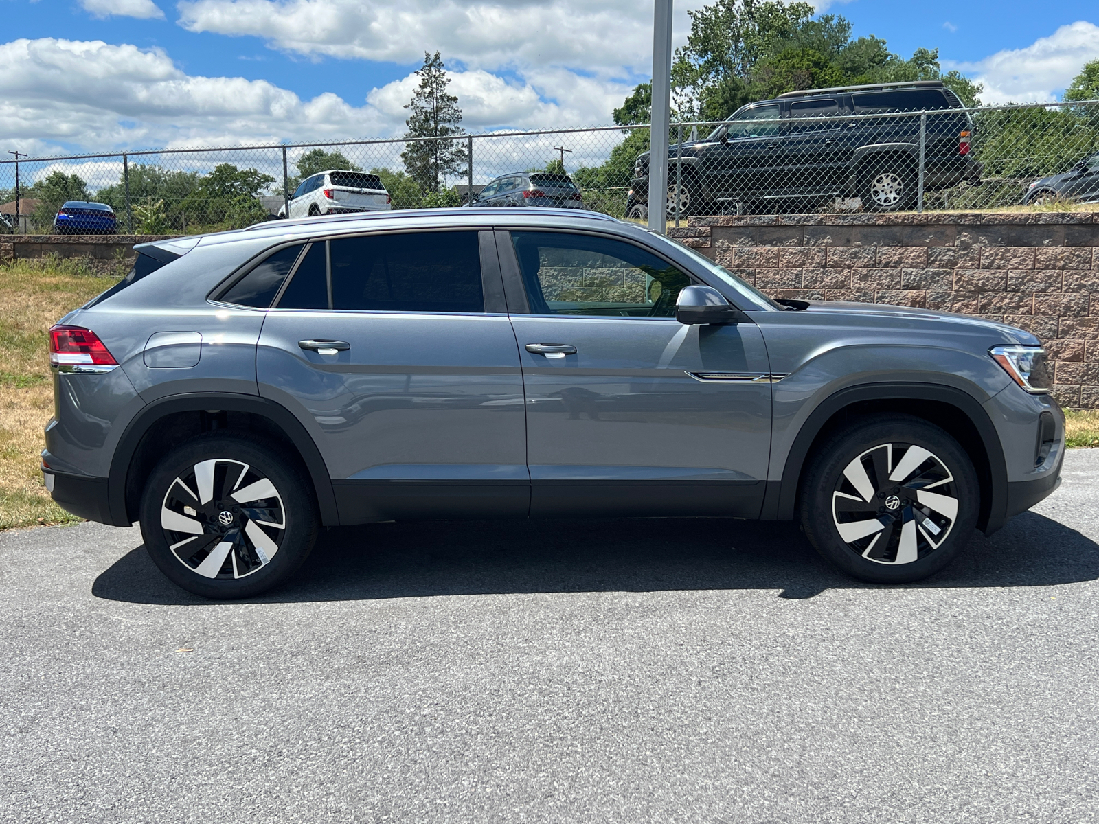 2024 Volkswagen Atlas Cross Sport 2.0T SE w/Technology 4