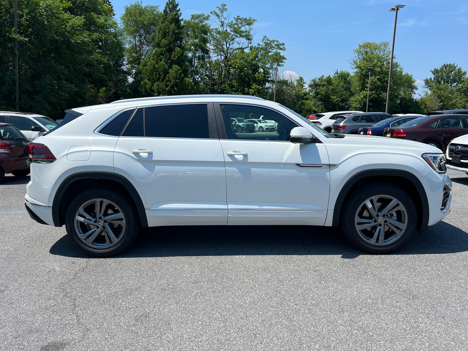 2024 Volkswagen Atlas Cross Sport 2.0T SEL R-Line 4