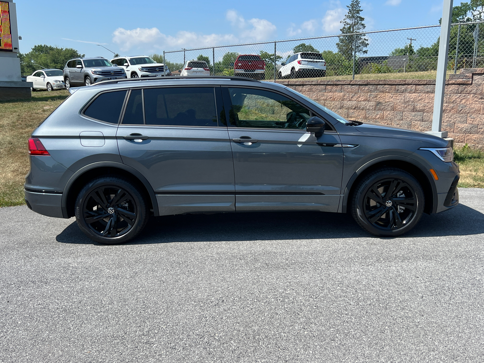 2024 Volkswagen Tiguan 2.0T SE R-Line Black 4