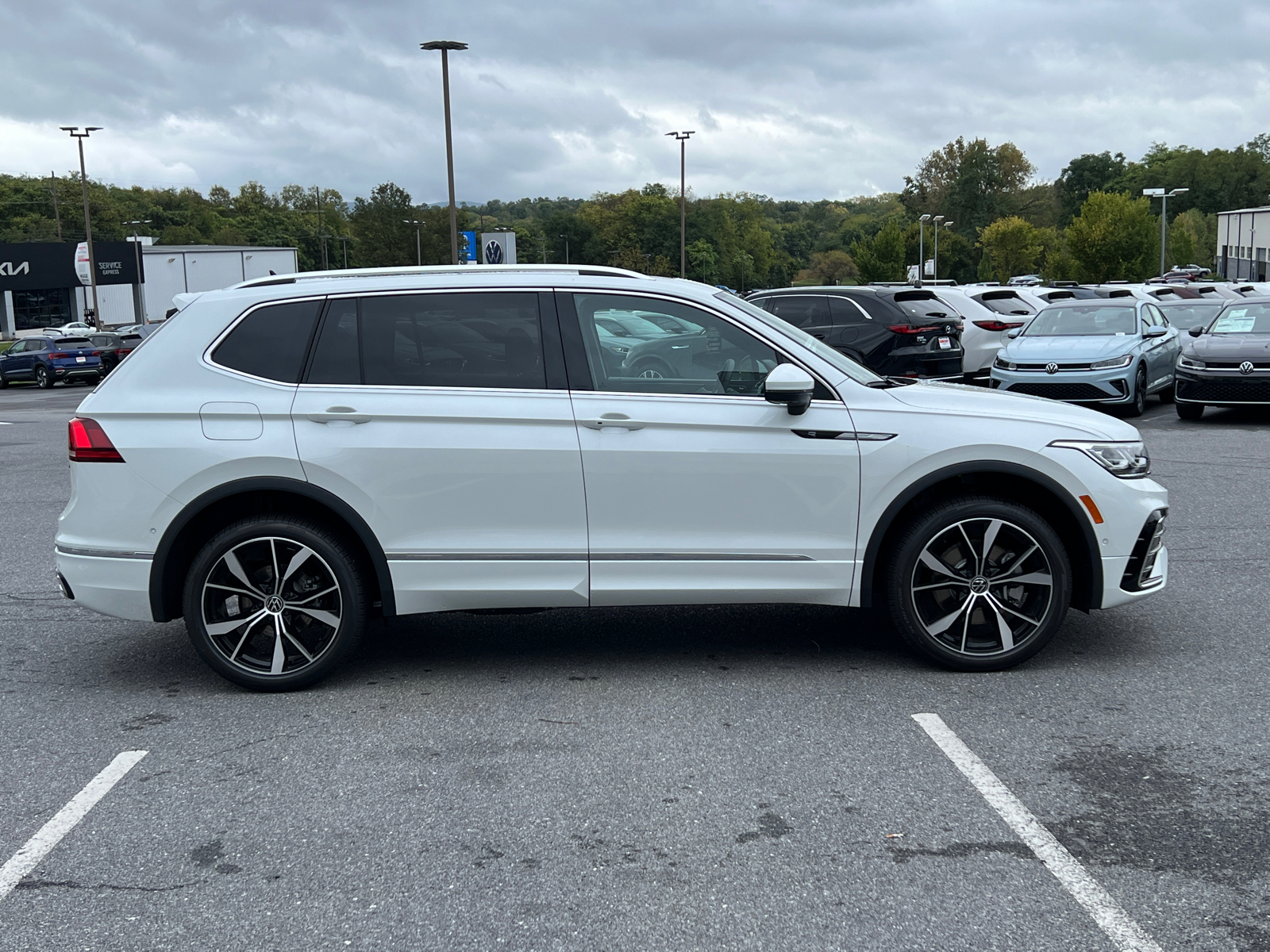 2024 Volkswagen Tiguan 2.0T SEL R-Line 2