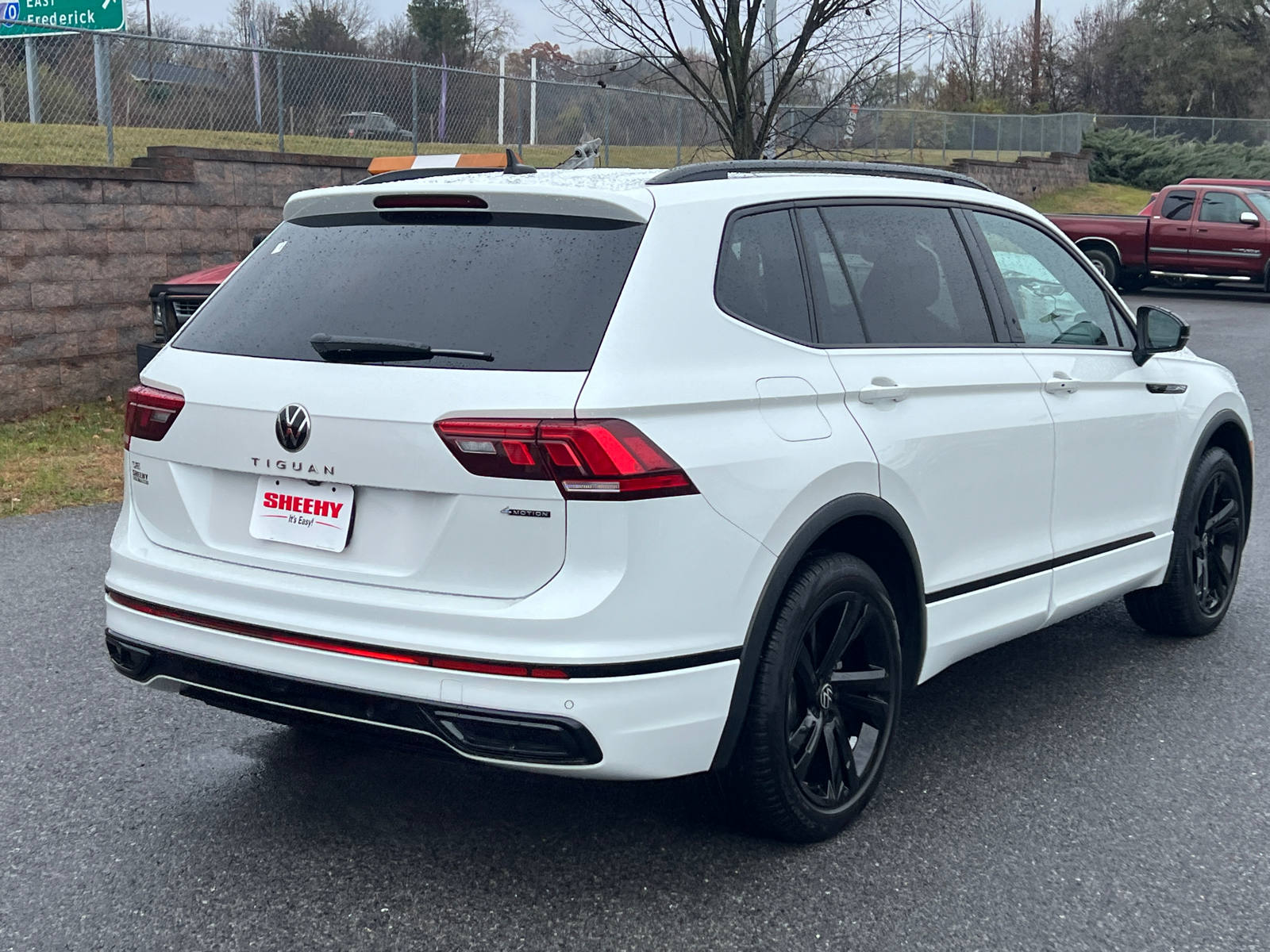 2023 Volkswagen Tiguan 2.0T SE R-Line Black 5