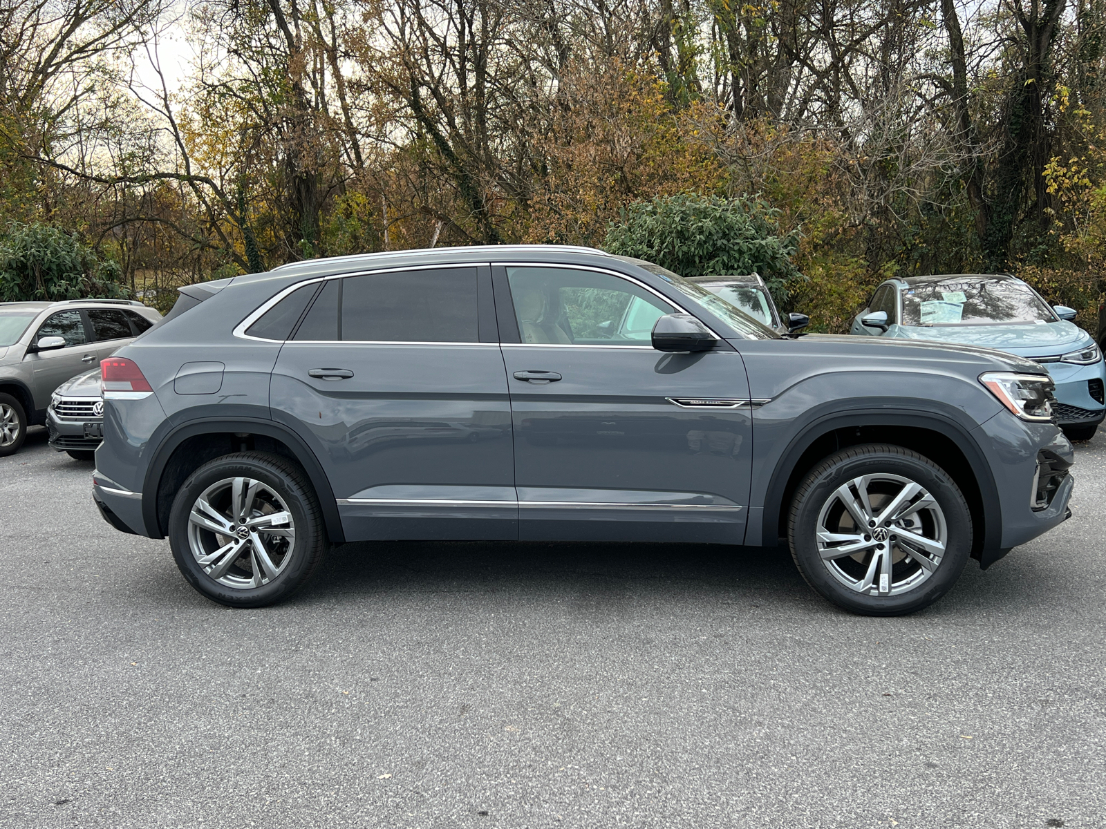 2024 Volkswagen Atlas Cross Sport 2.0T SEL R-Line 2