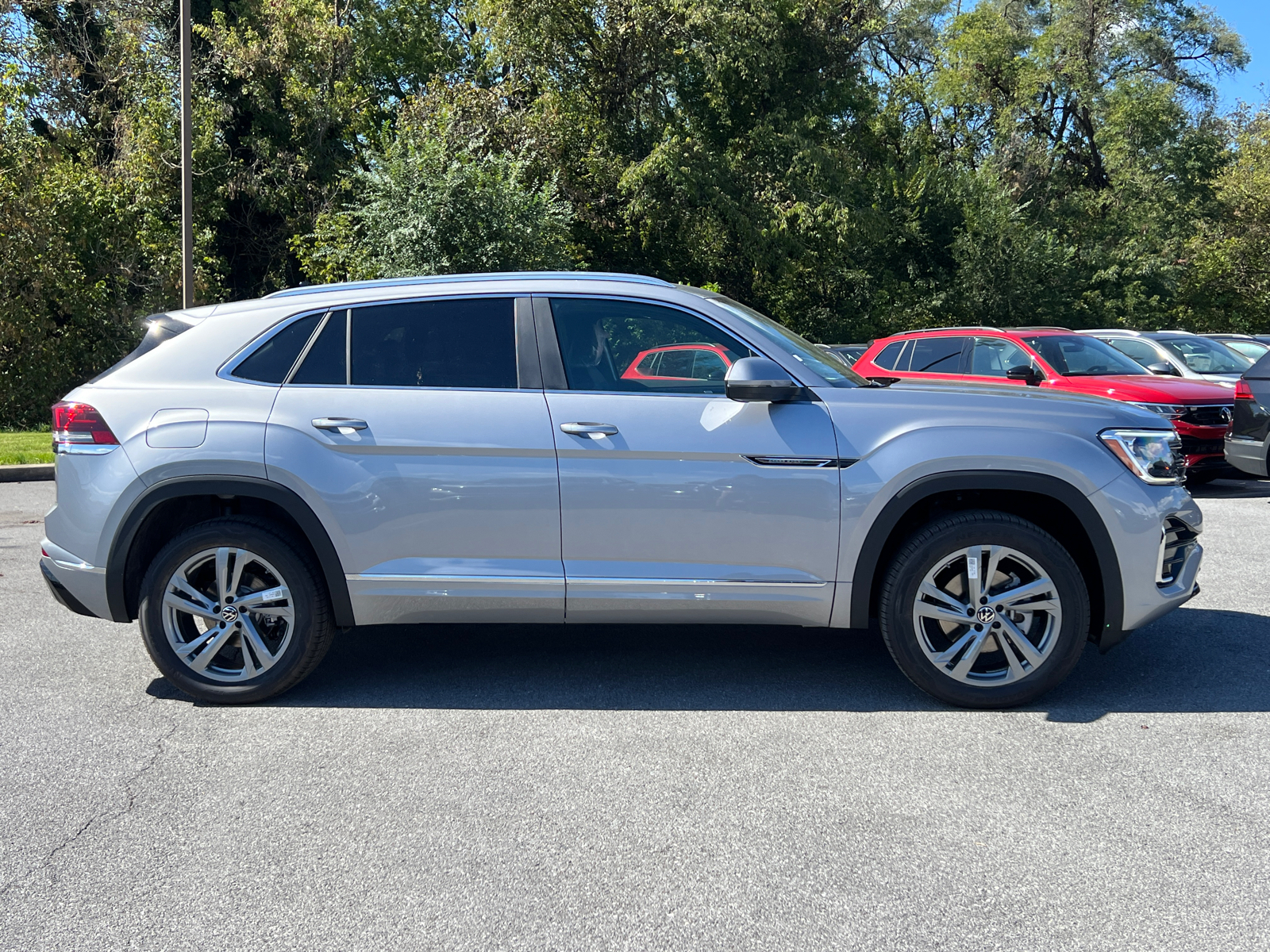 2024 Volkswagen Atlas Cross Sport 2.0T SEL R-Line 2