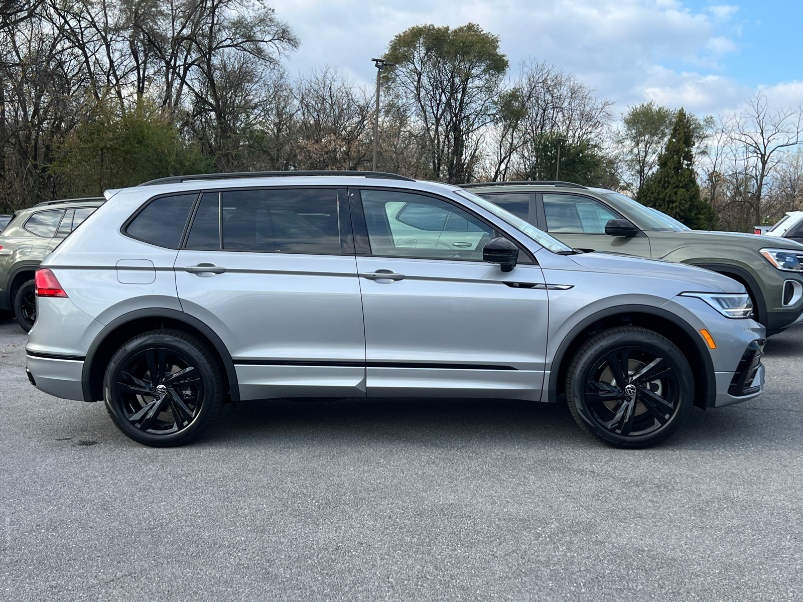 2024 Volkswagen Tiguan 2.0T SE R-Line Black 2