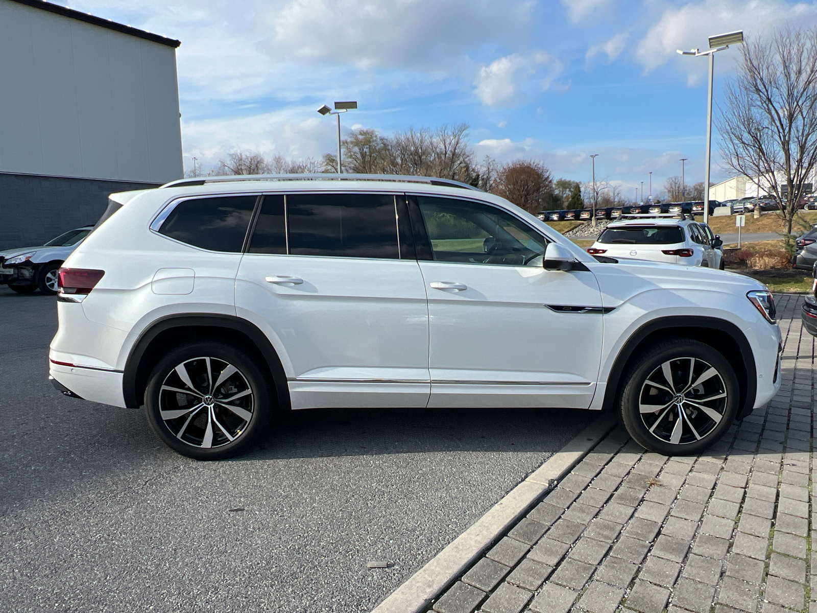 2025 Volkswagen Atlas 2.0T SEL Premium R-Line 2