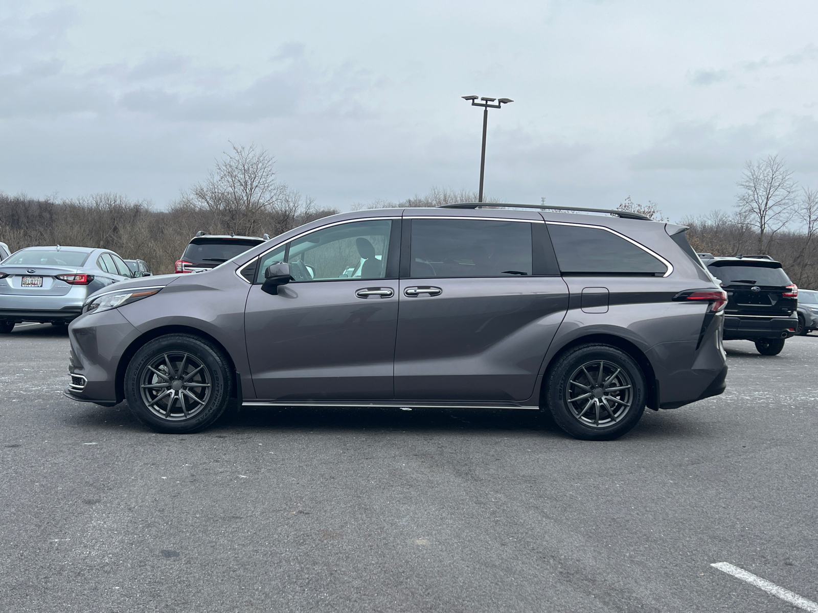 2022 Toyota Sienna XLE 3