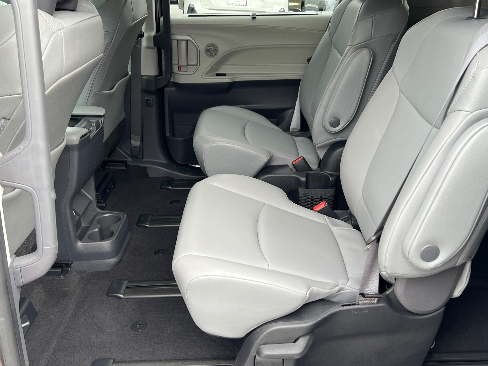 2022 Toyota Sienna XLE 18