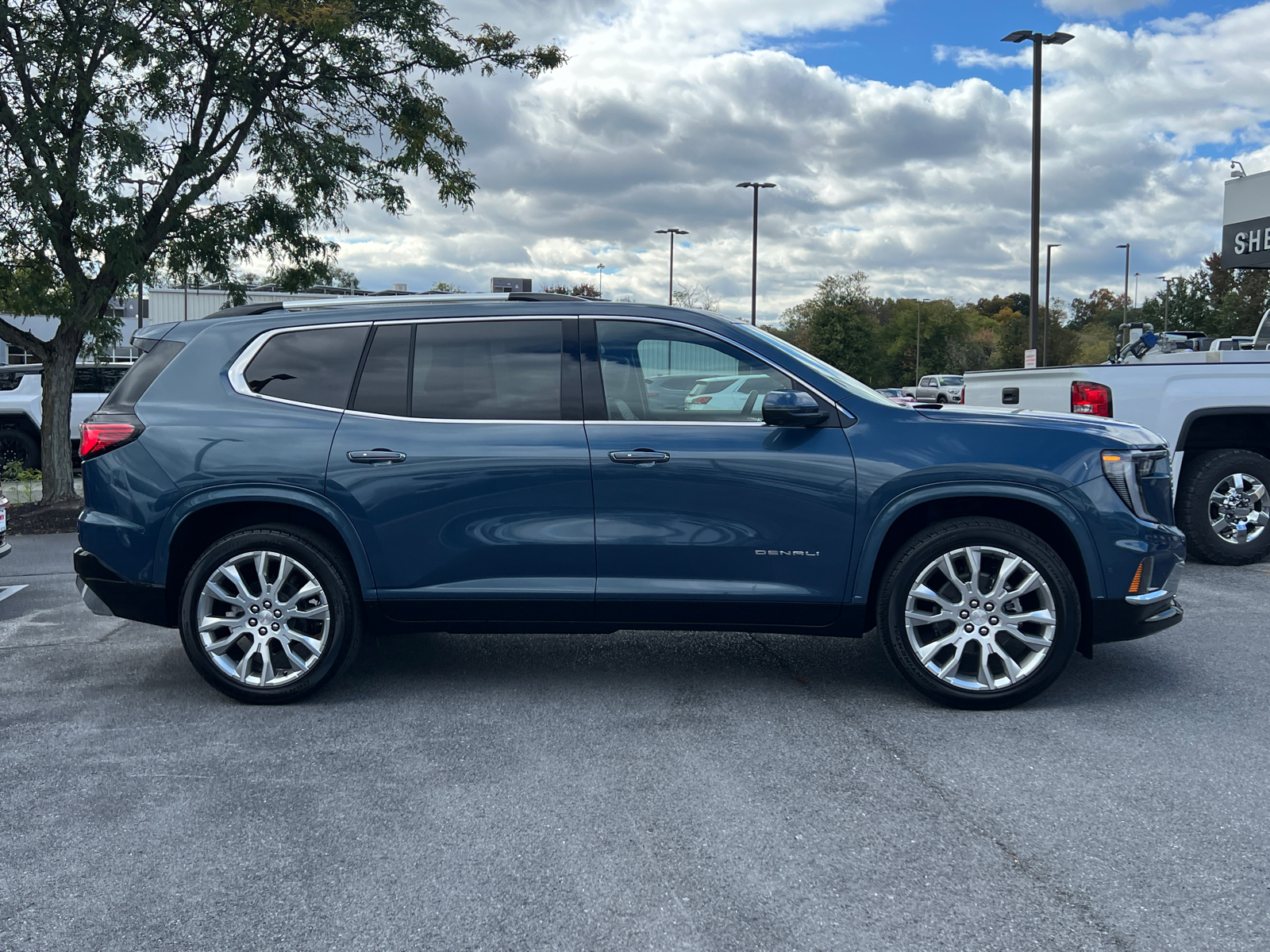 2024 GMC Acadia Denali 2