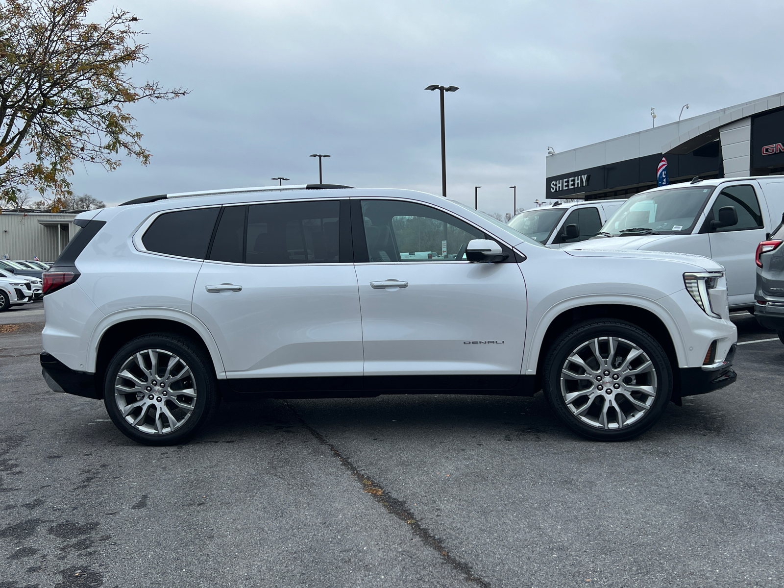 2025 GMC Acadia Denali 2