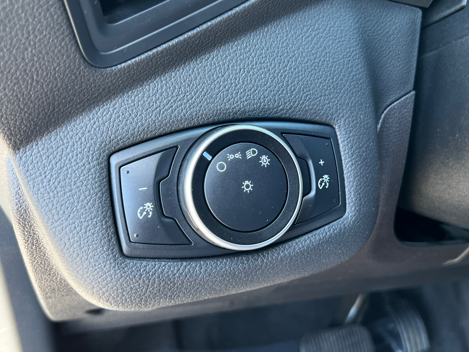 2016 Ford C-Max Hybrid SE 34