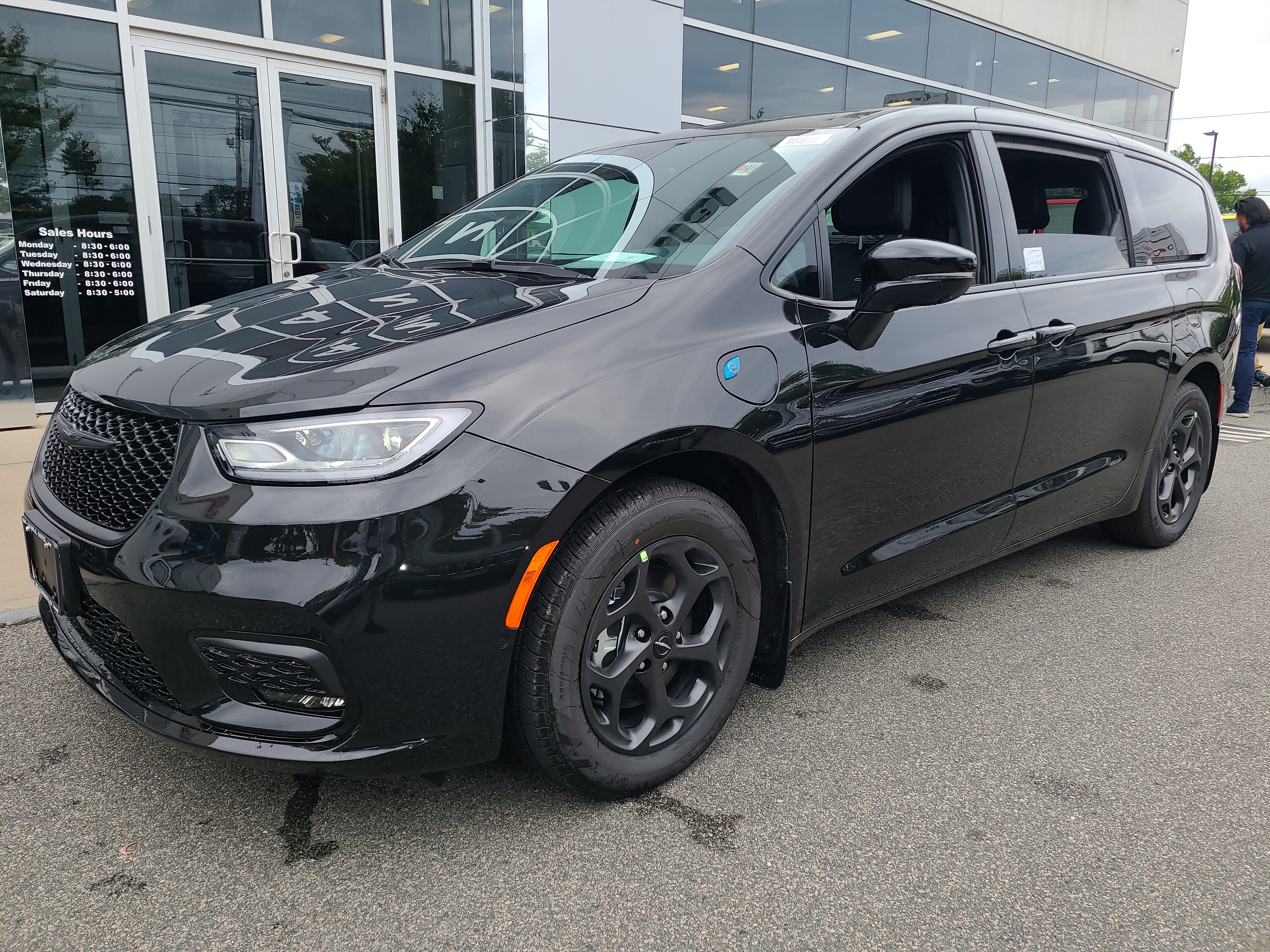 2023 Chrysler Pacifica Hybrid Limited 1