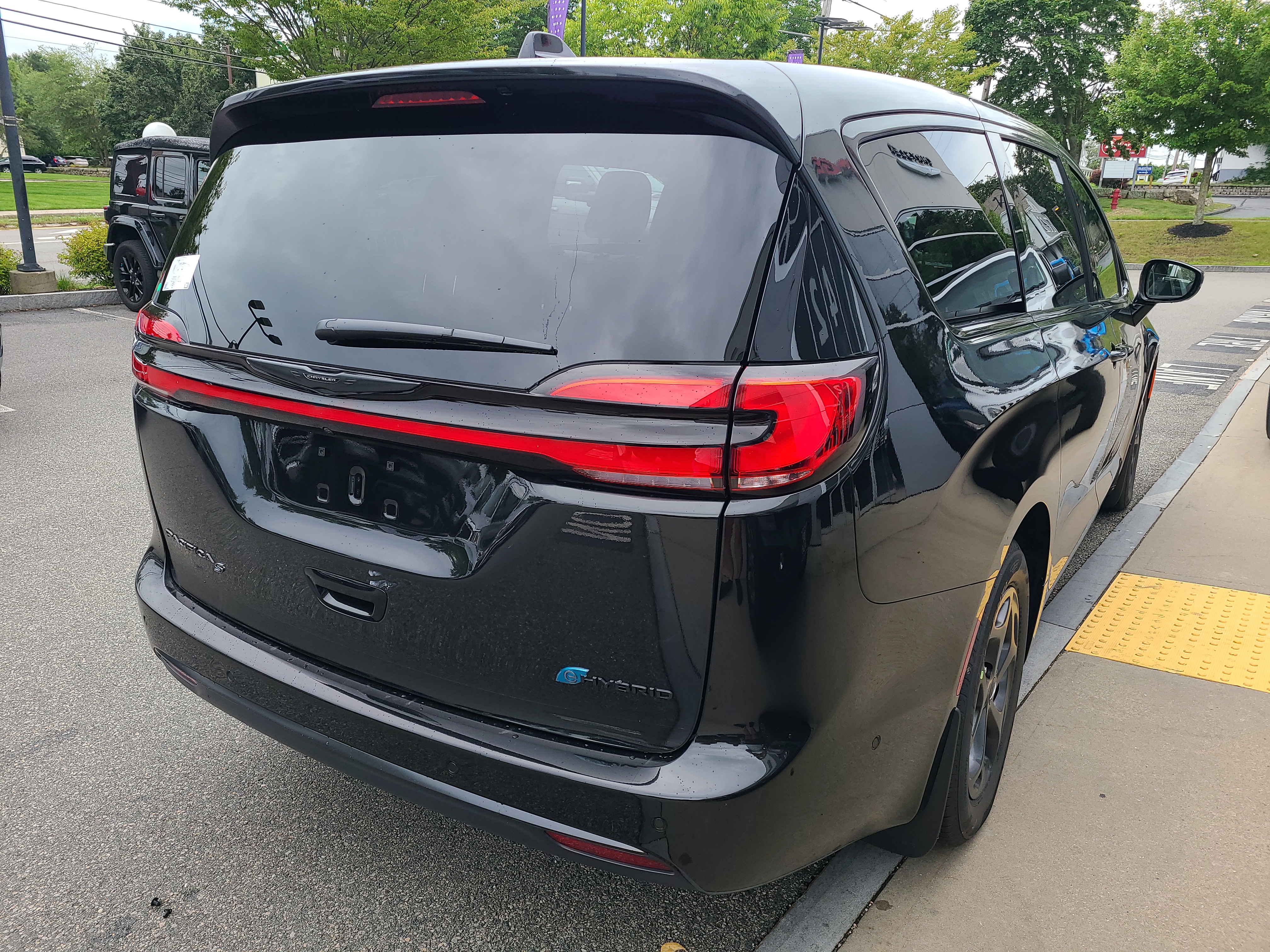 2023 Chrysler Pacifica Hybrid Limited 4