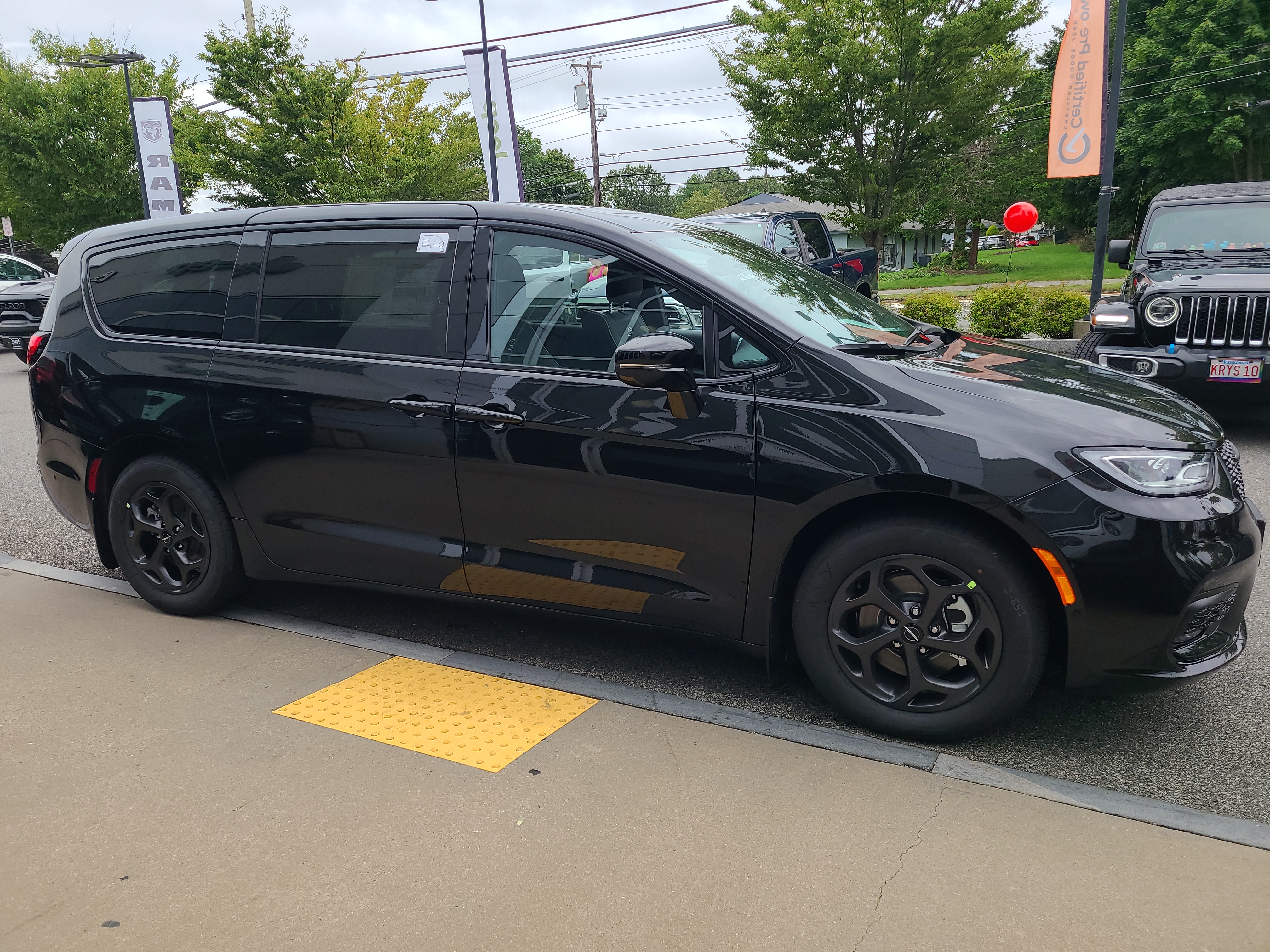 2023 Chrysler Pacifica Hybrid Limited 5