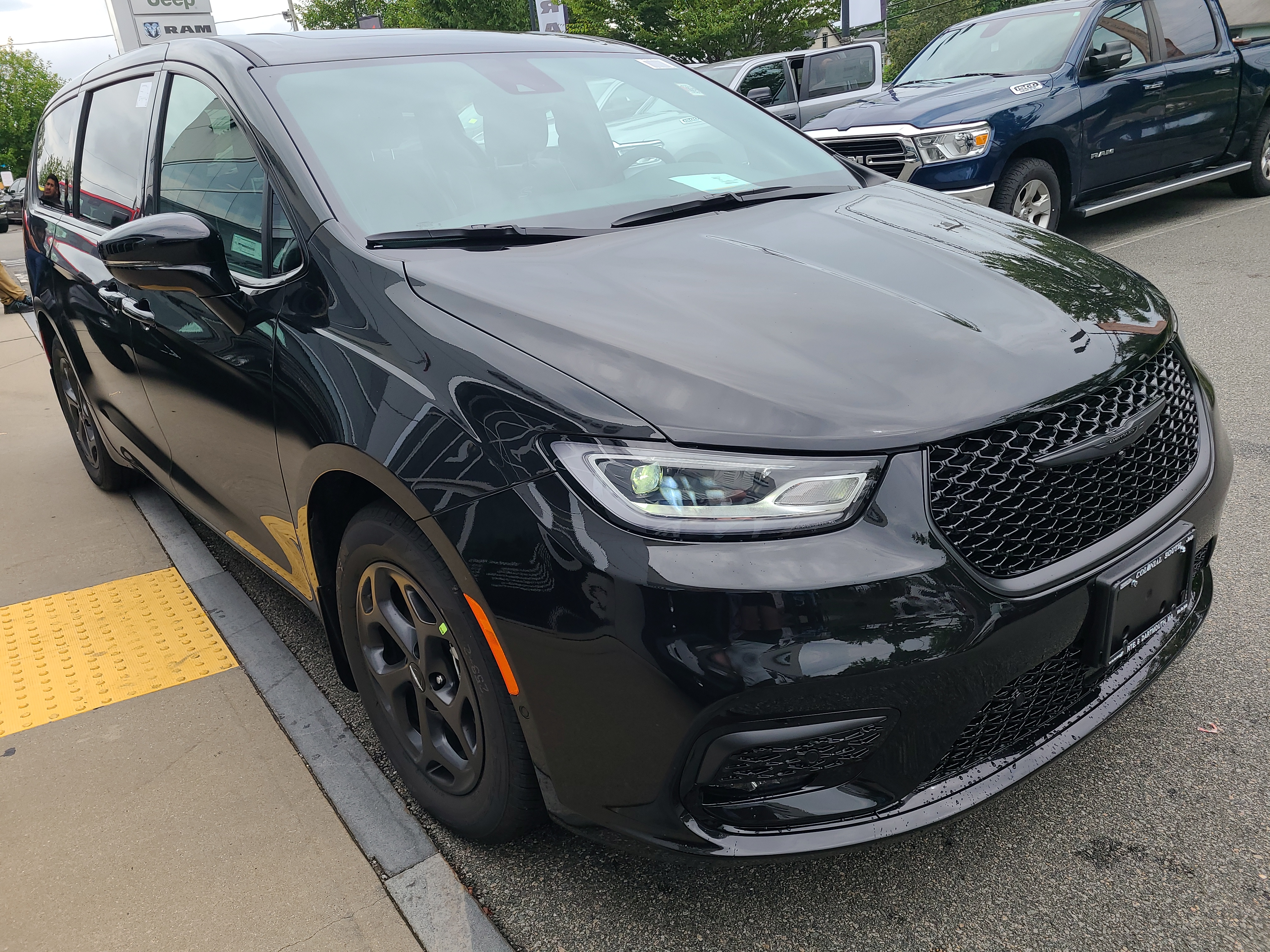 2023 Chrysler Pacifica Hybrid Limited 6