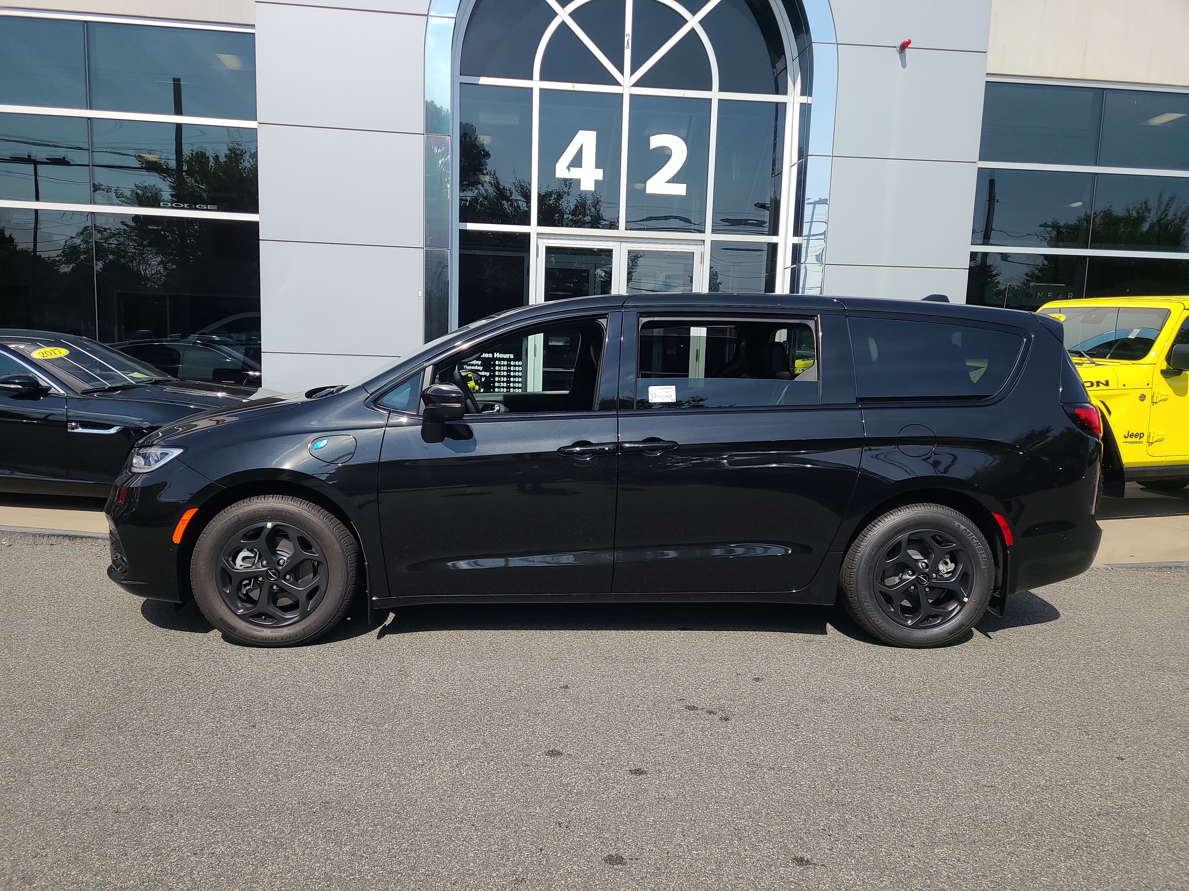 2023 Chrysler Pacifica Hybrid Touring L 2