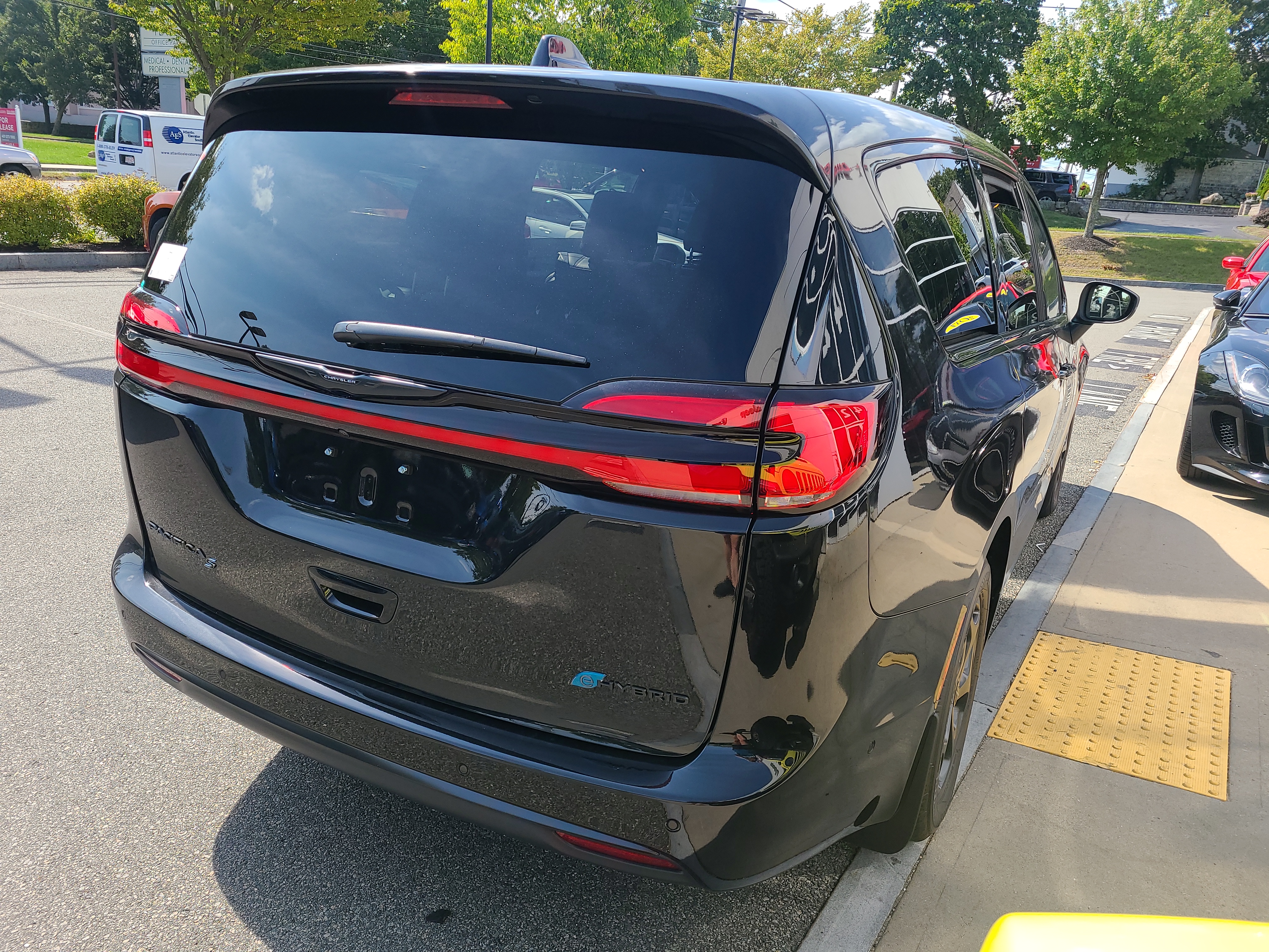 2023 Chrysler Pacifica Hybrid Touring L 4