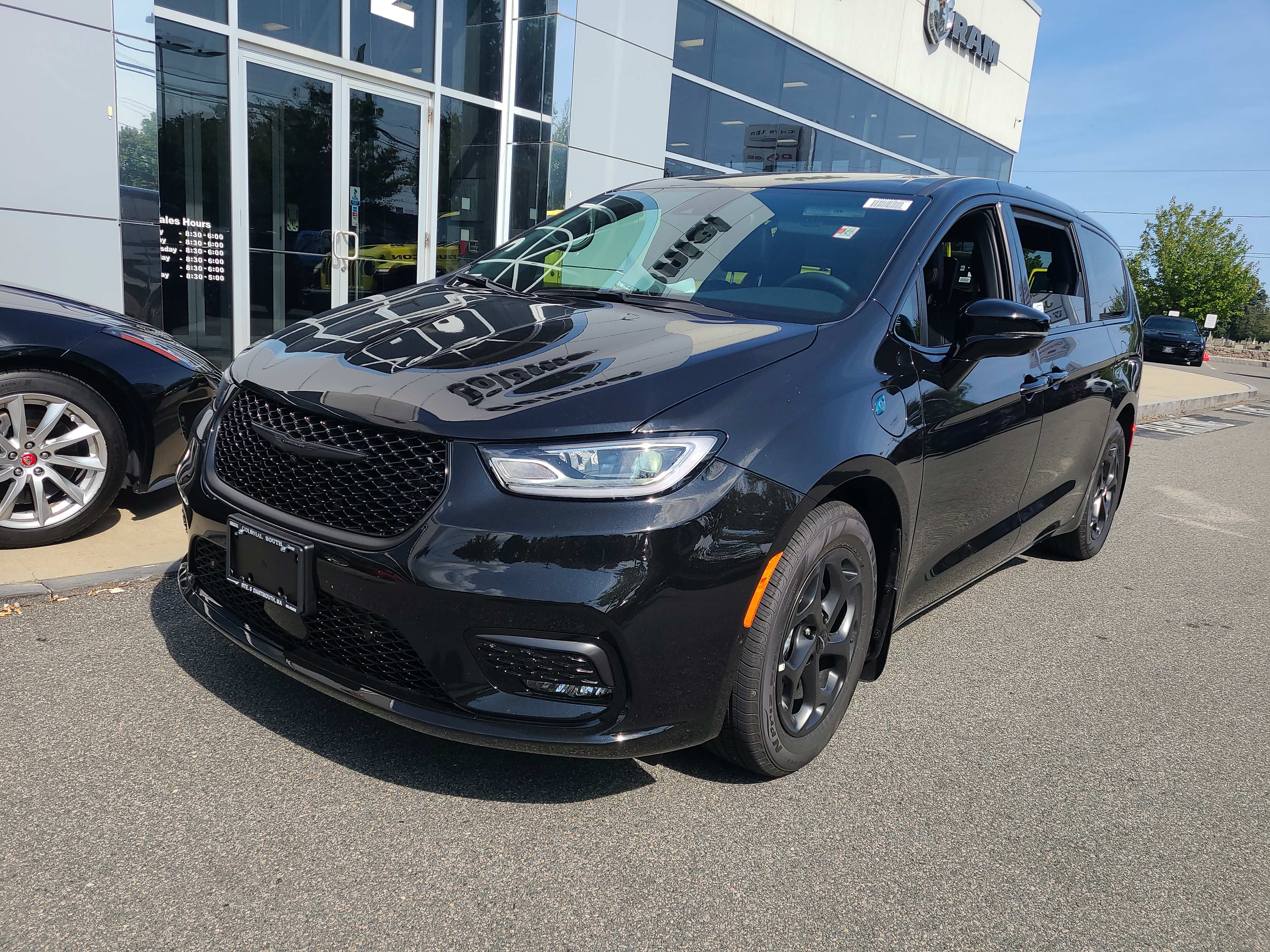 2023 Chrysler Pacifica Hybrid Limited 1