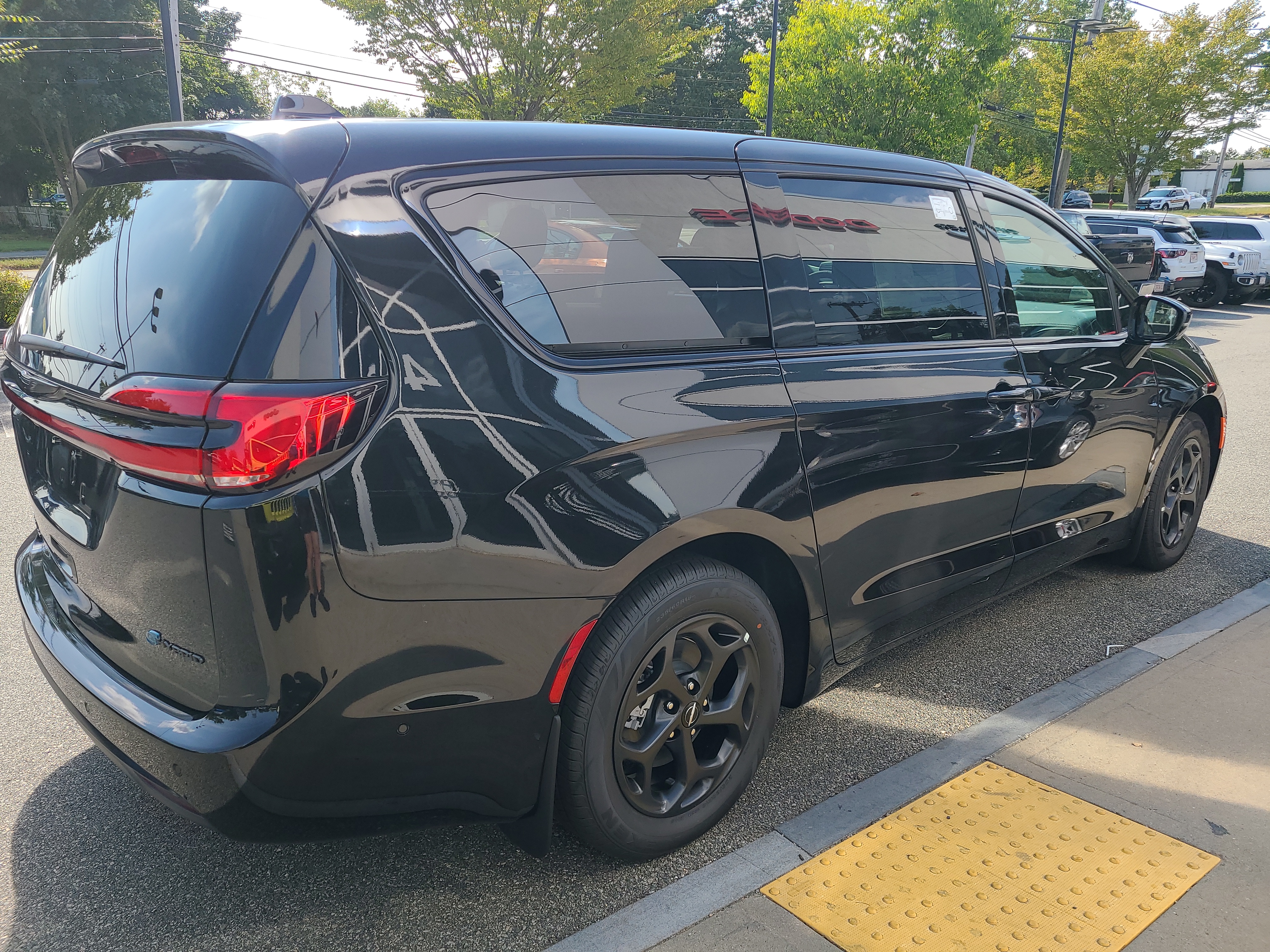 2023 Chrysler Pacifica Hybrid Limited 4