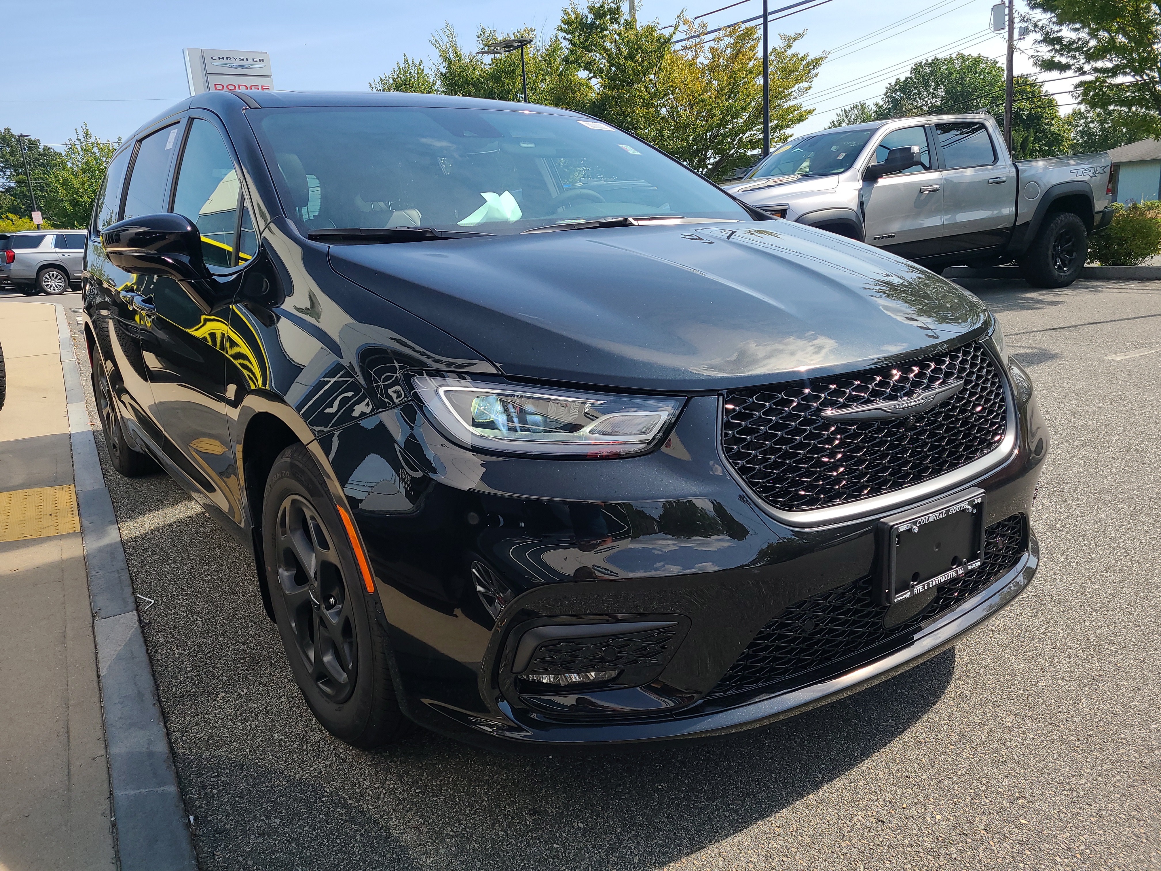 2023 Chrysler Pacifica Hybrid Limited 6