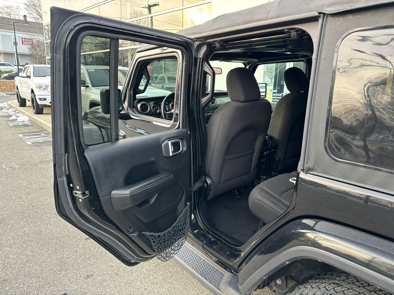 2018 Jeep Wrangler Unlimited Sahara 28