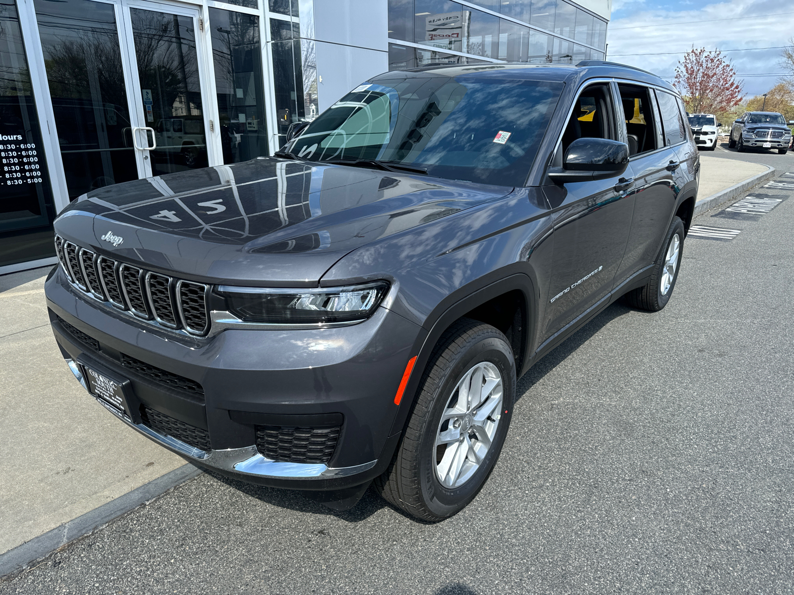 2024 Jeep Grand Cherokee L Laredo 2