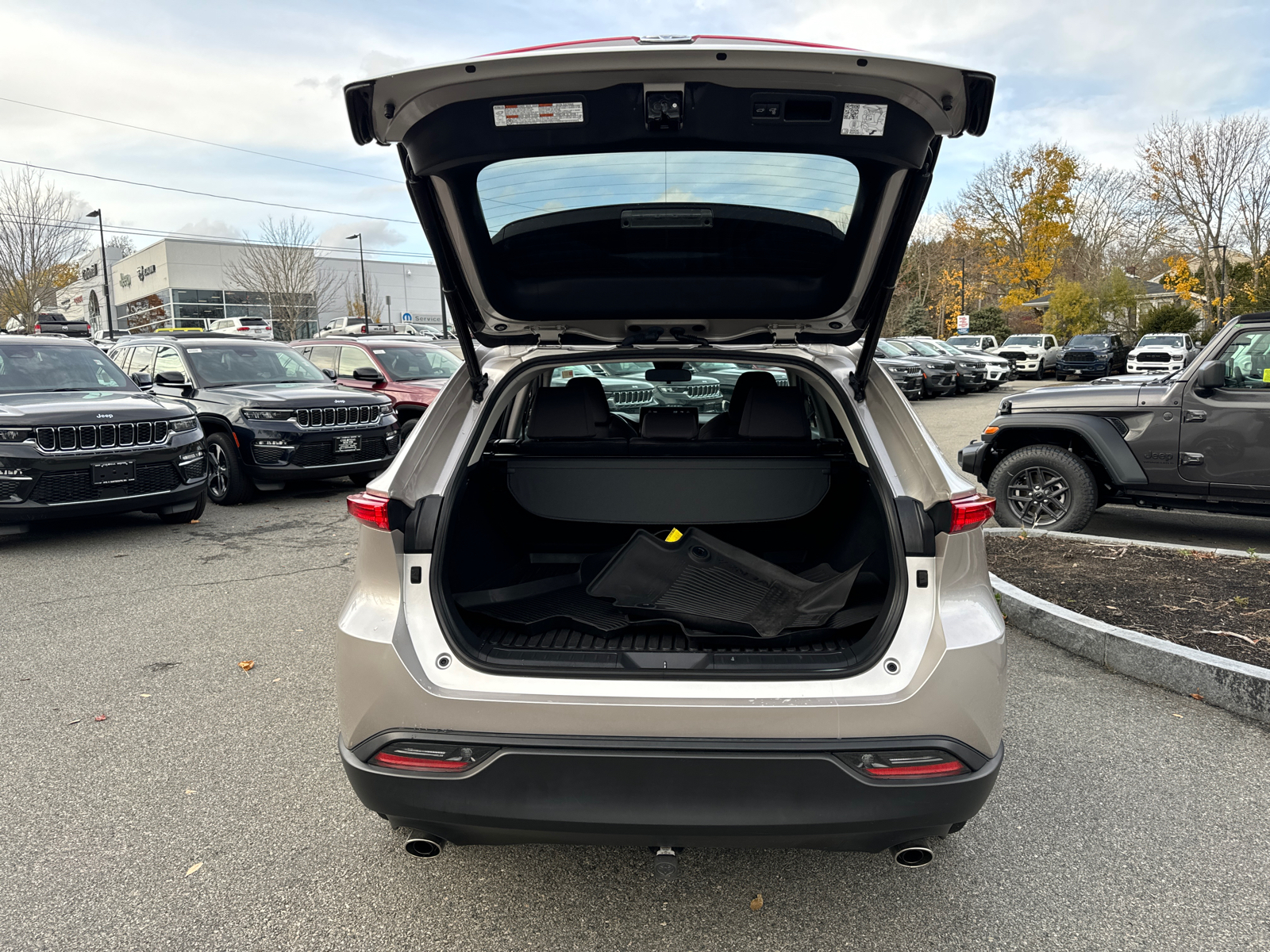 2022 Toyota Venza LE 38