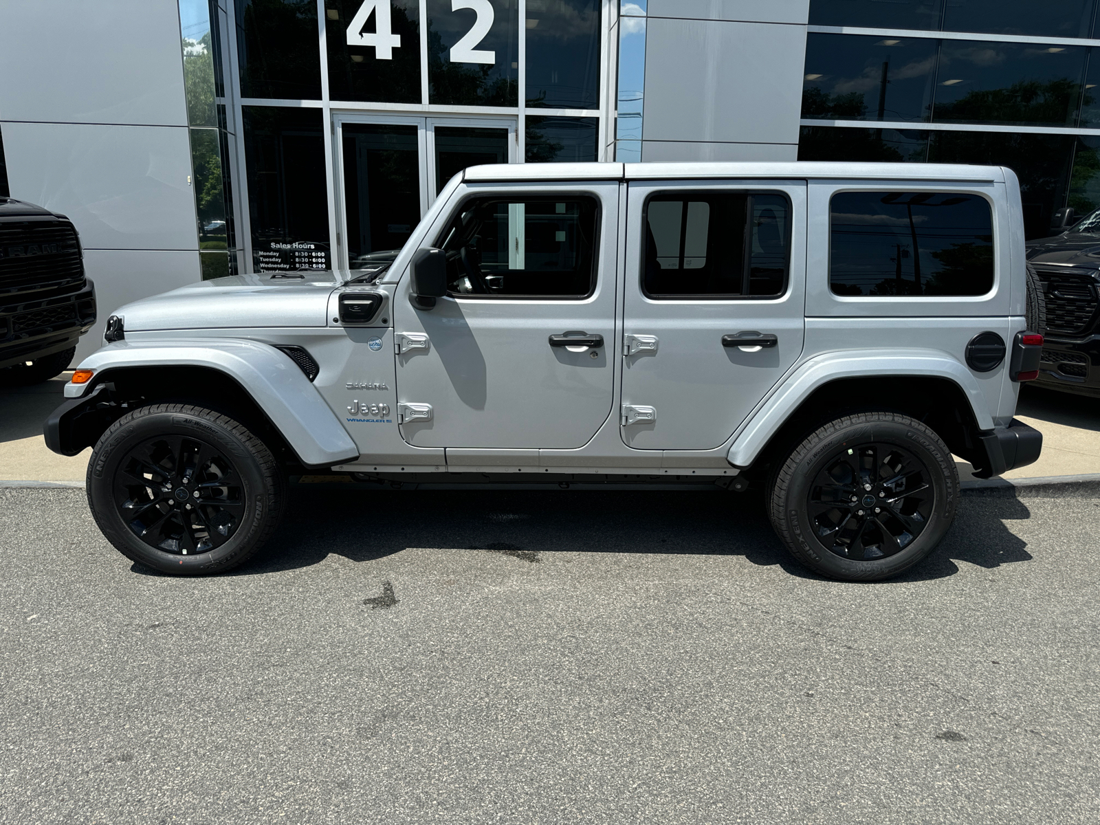 2024 Jeep Wrangler 4xe Sahara 3