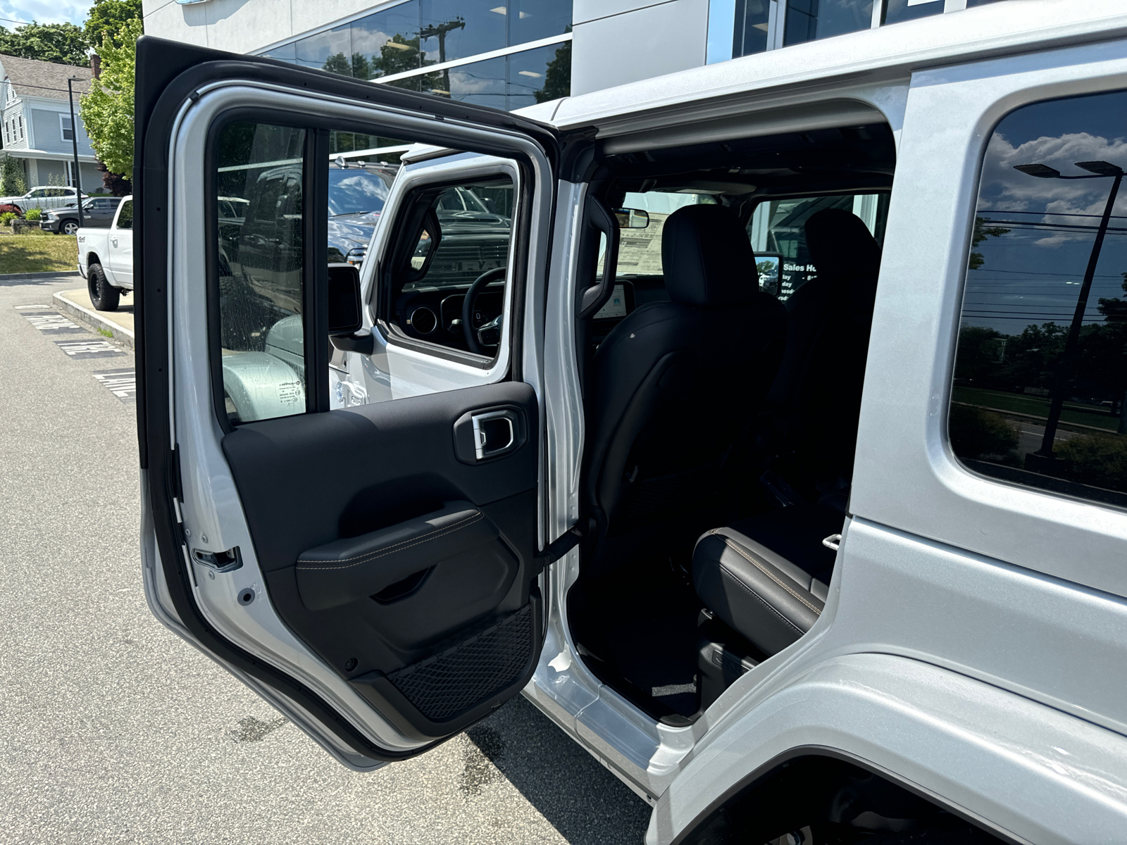 2024 Jeep Wrangler 4xe Sahara 29