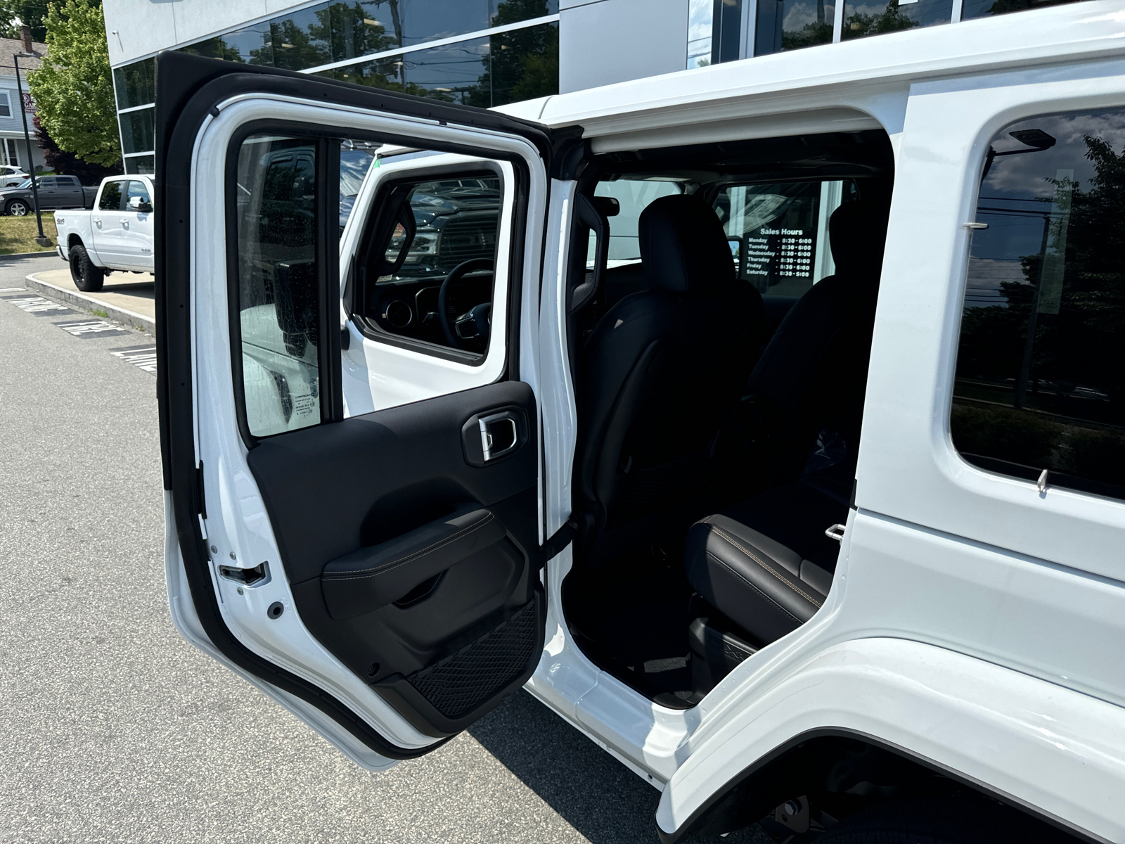 2024 Jeep Wrangler 4xe Sahara 29