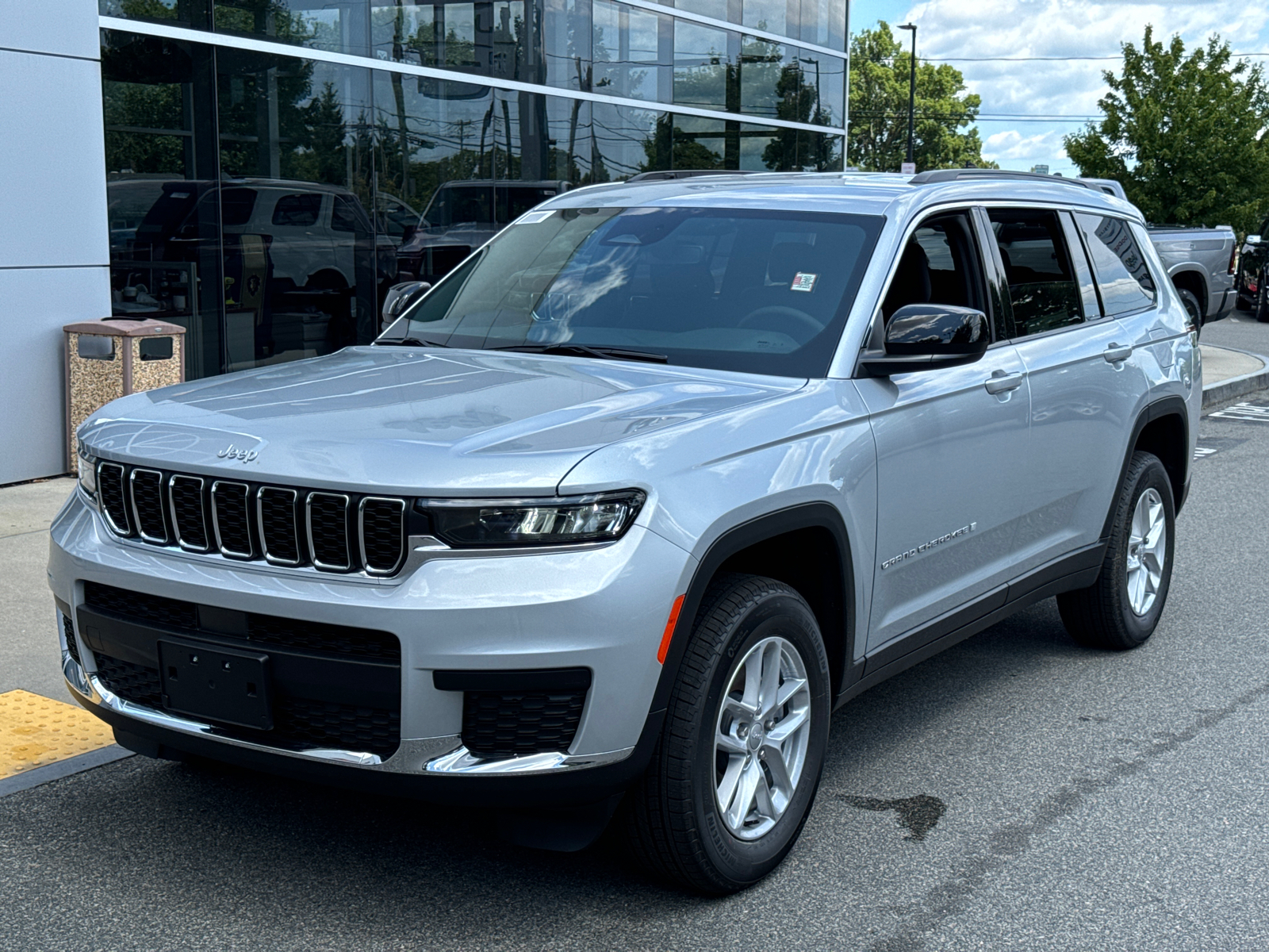 2024 Jeep Grand Cherokee L Laredo 1