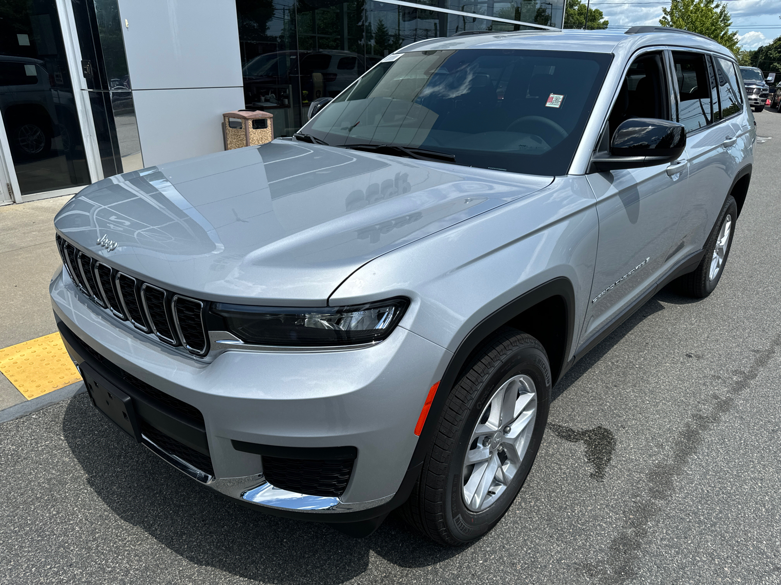 2024 Jeep Grand Cherokee L Laredo 2