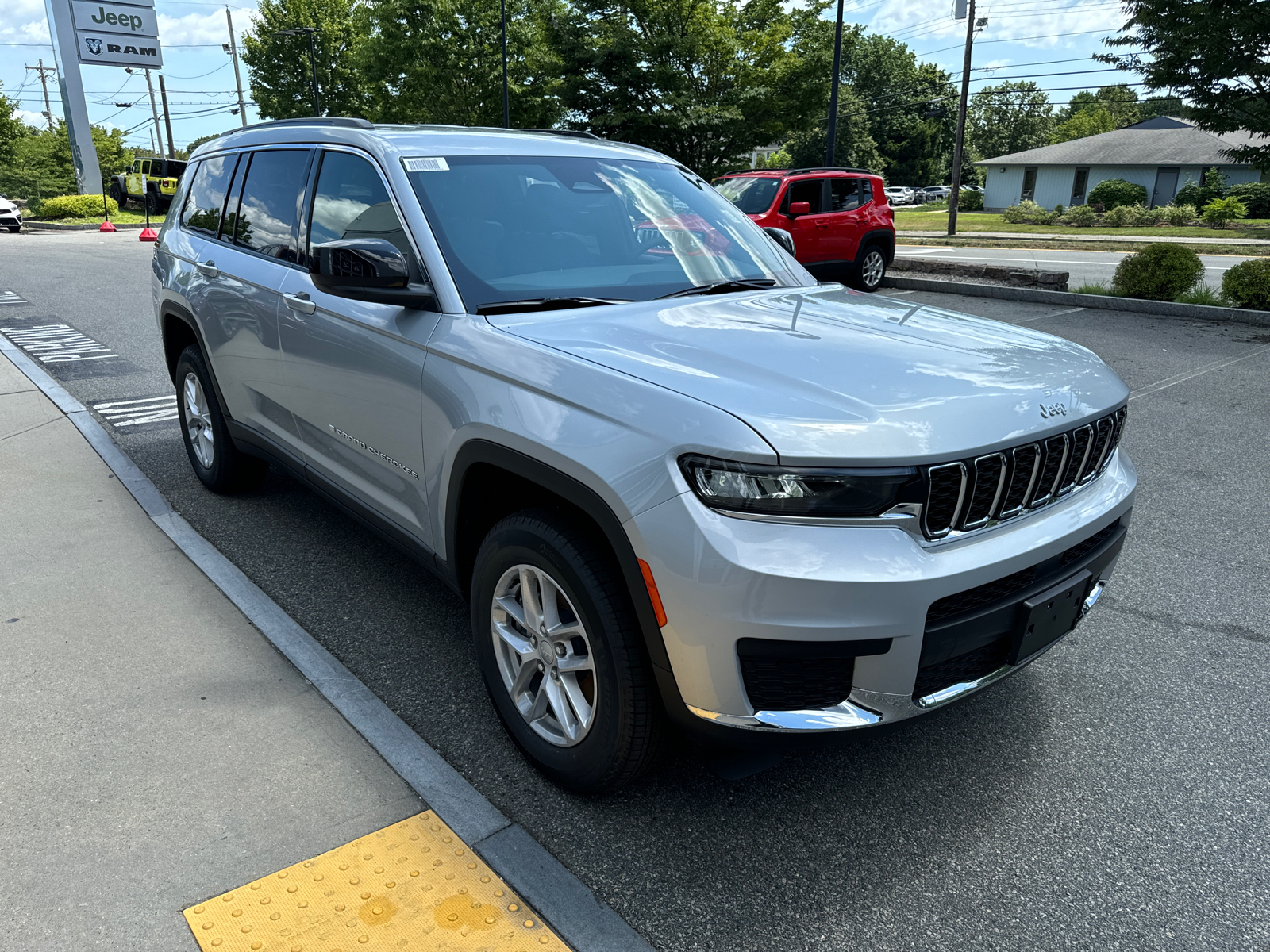 2024 Jeep Grand Cherokee L Laredo 8