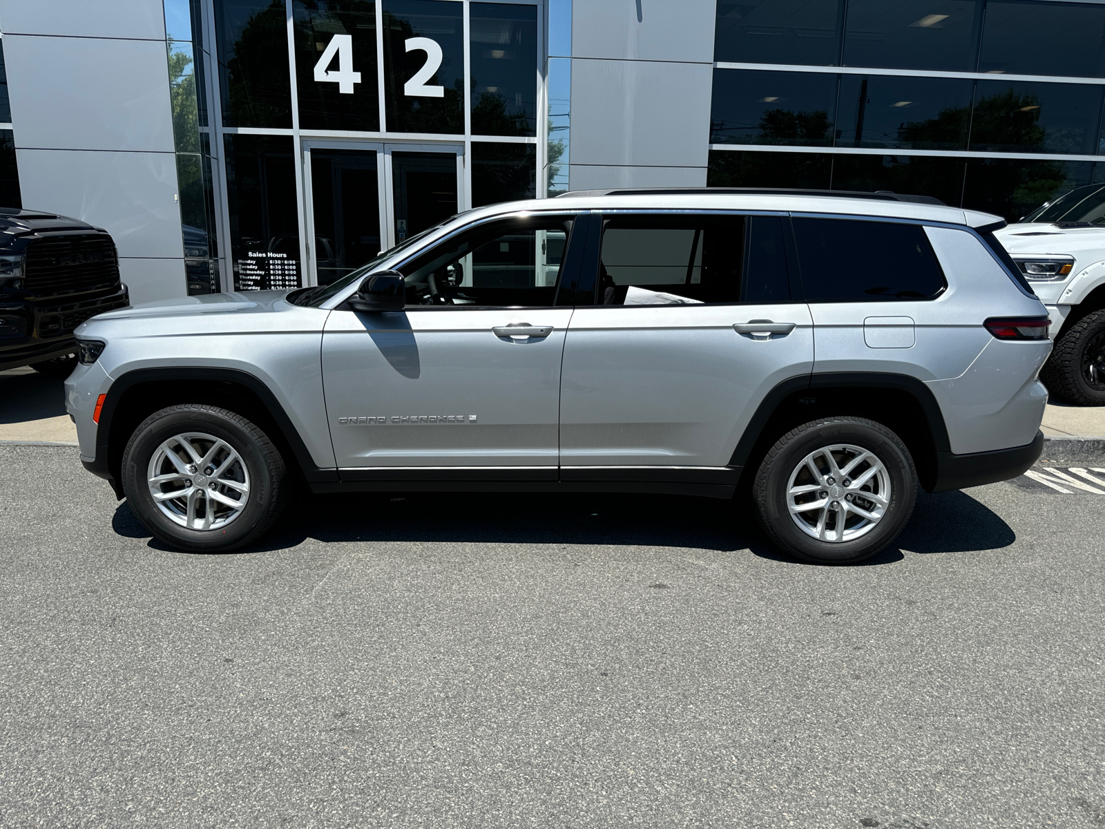 2024 Jeep Grand Cherokee L Laredo 3