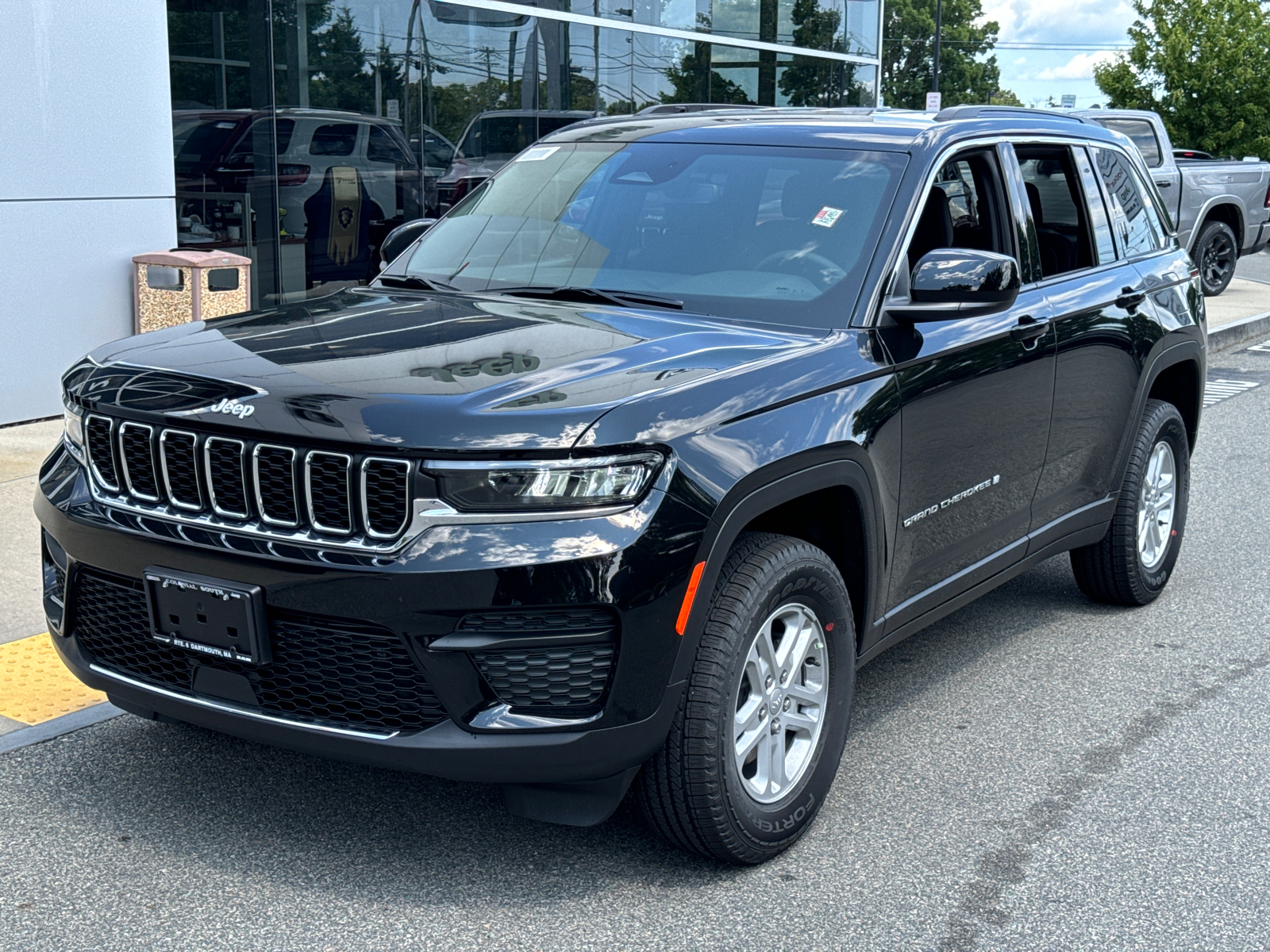 2024 Jeep Grand Cherokee Laredo 1