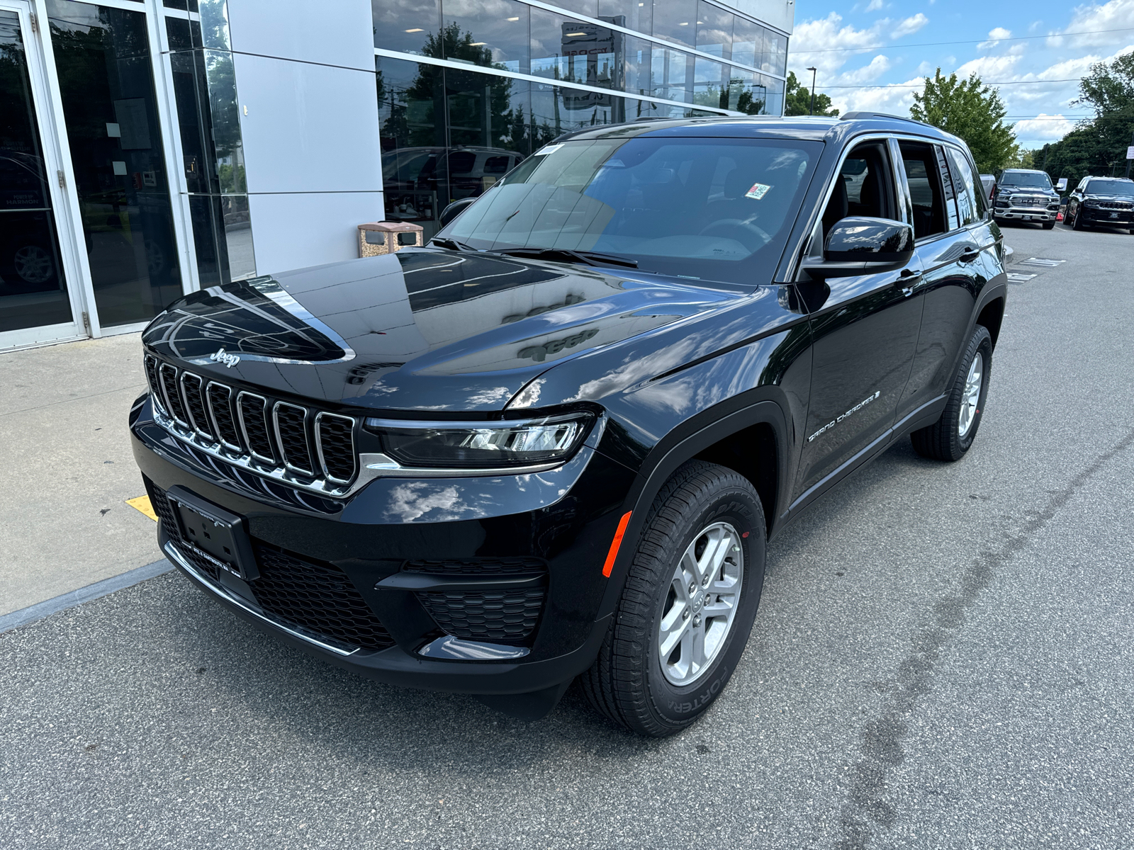 2024 Jeep Grand Cherokee Laredo 2