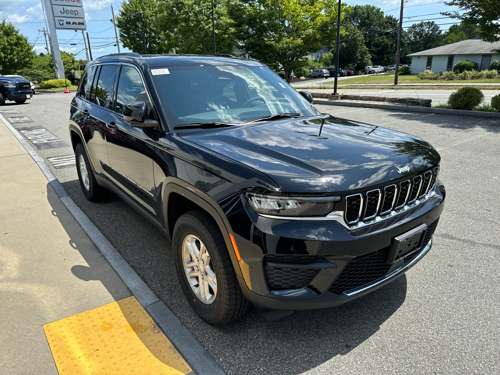 2024 Jeep Grand Cherokee Laredo 8