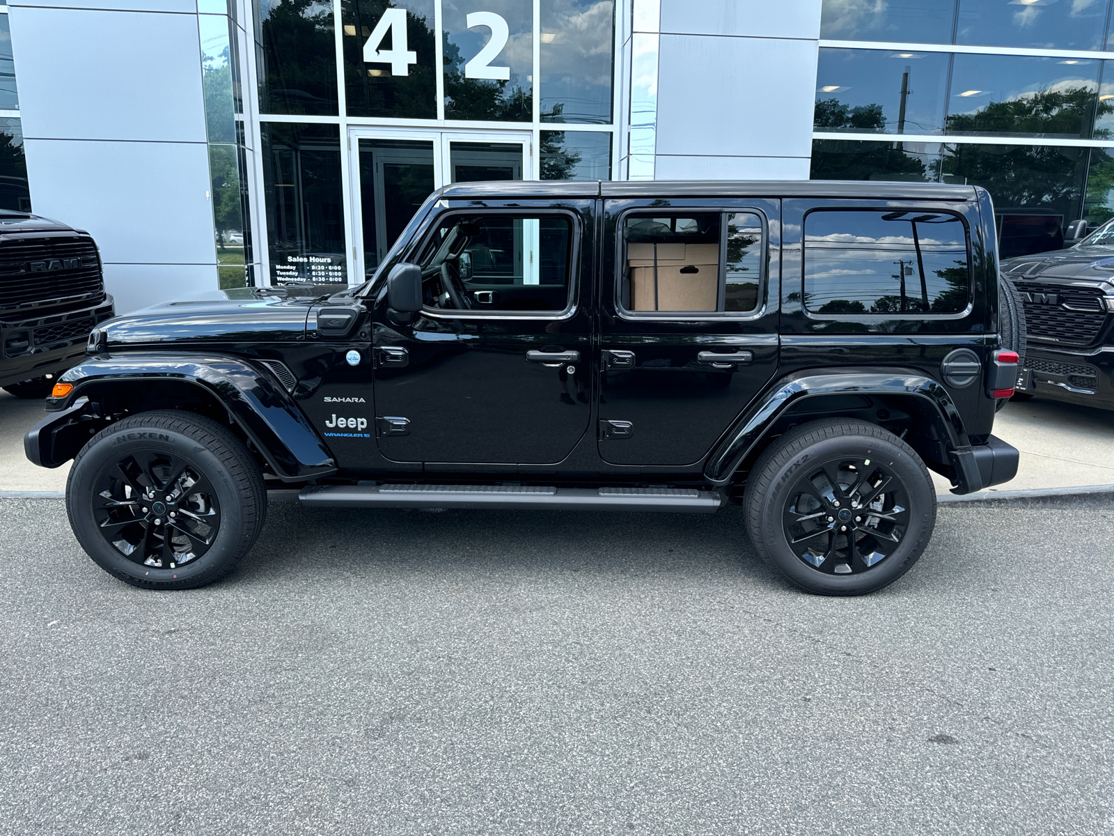 2024 Jeep Wrangler 4xe Sahara 3