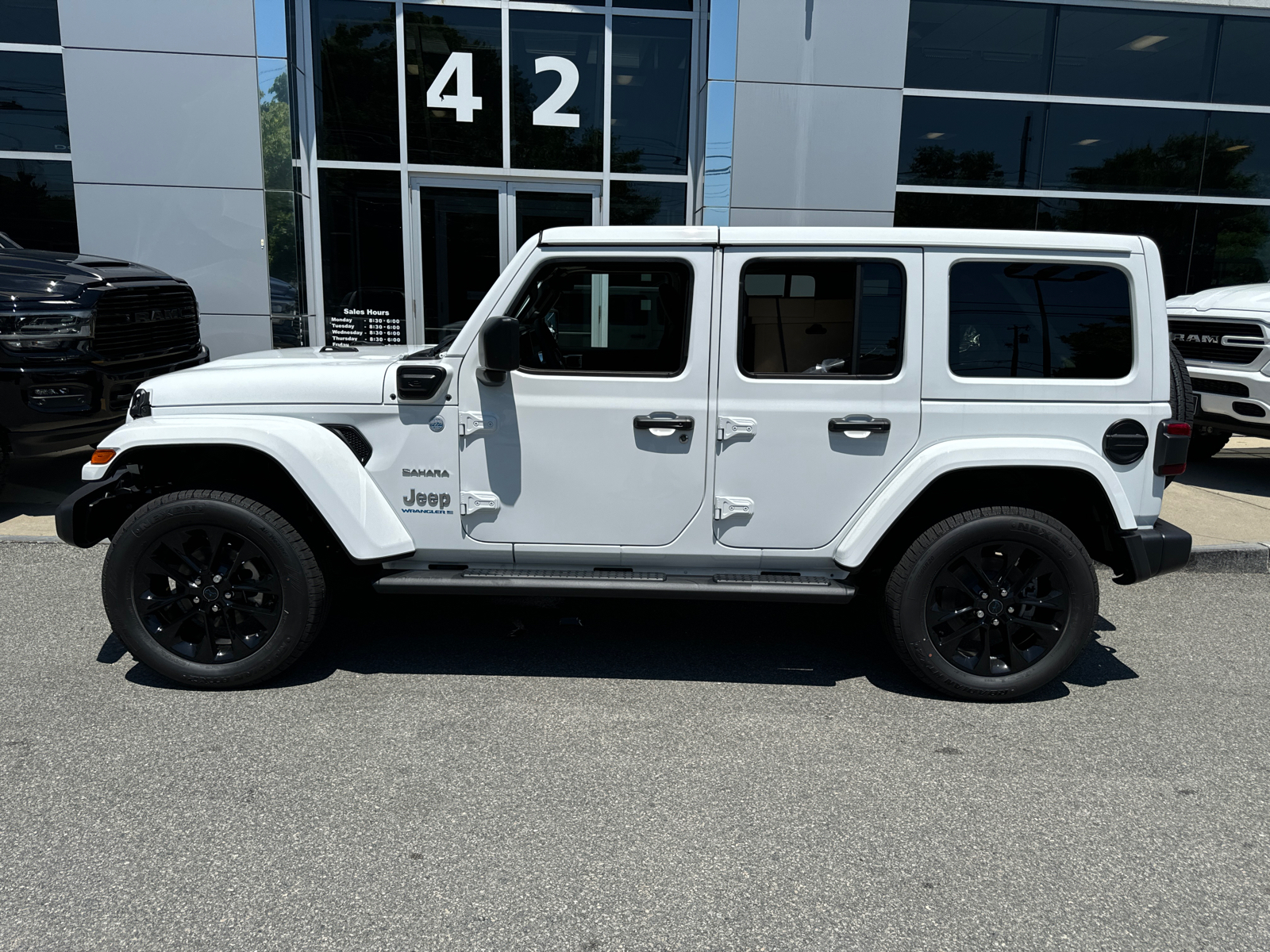 2024 Jeep Wrangler 4xe Sahara 3