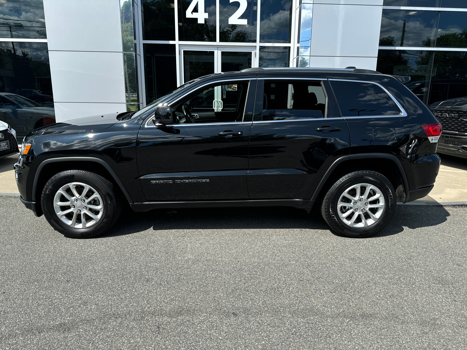 2021 Jeep Grand Cherokee Laredo E 3