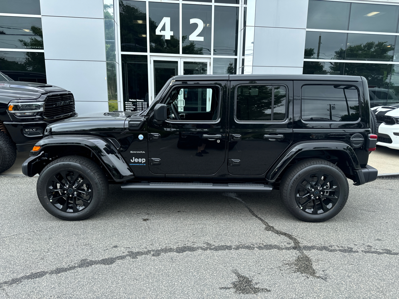 2024 Jeep Wrangler 4xe Sahara 3