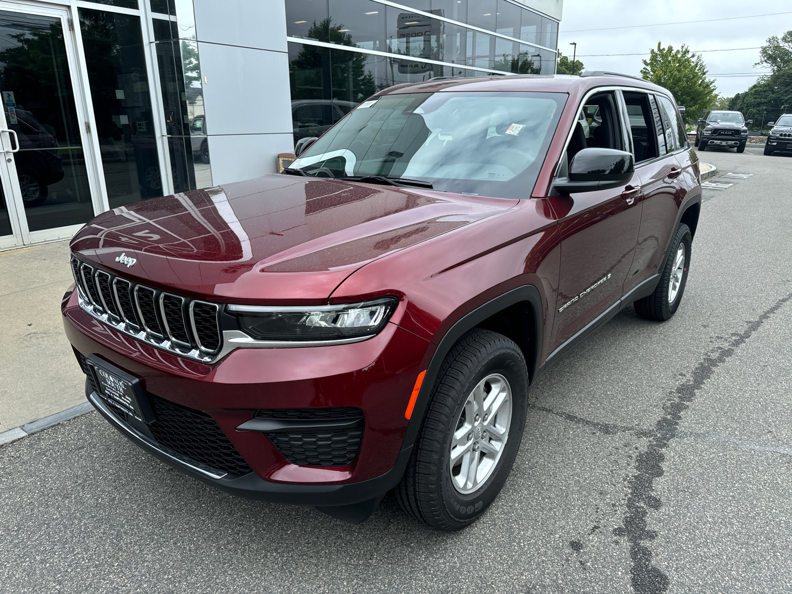 2024 Jeep Grand Cherokee Laredo 2