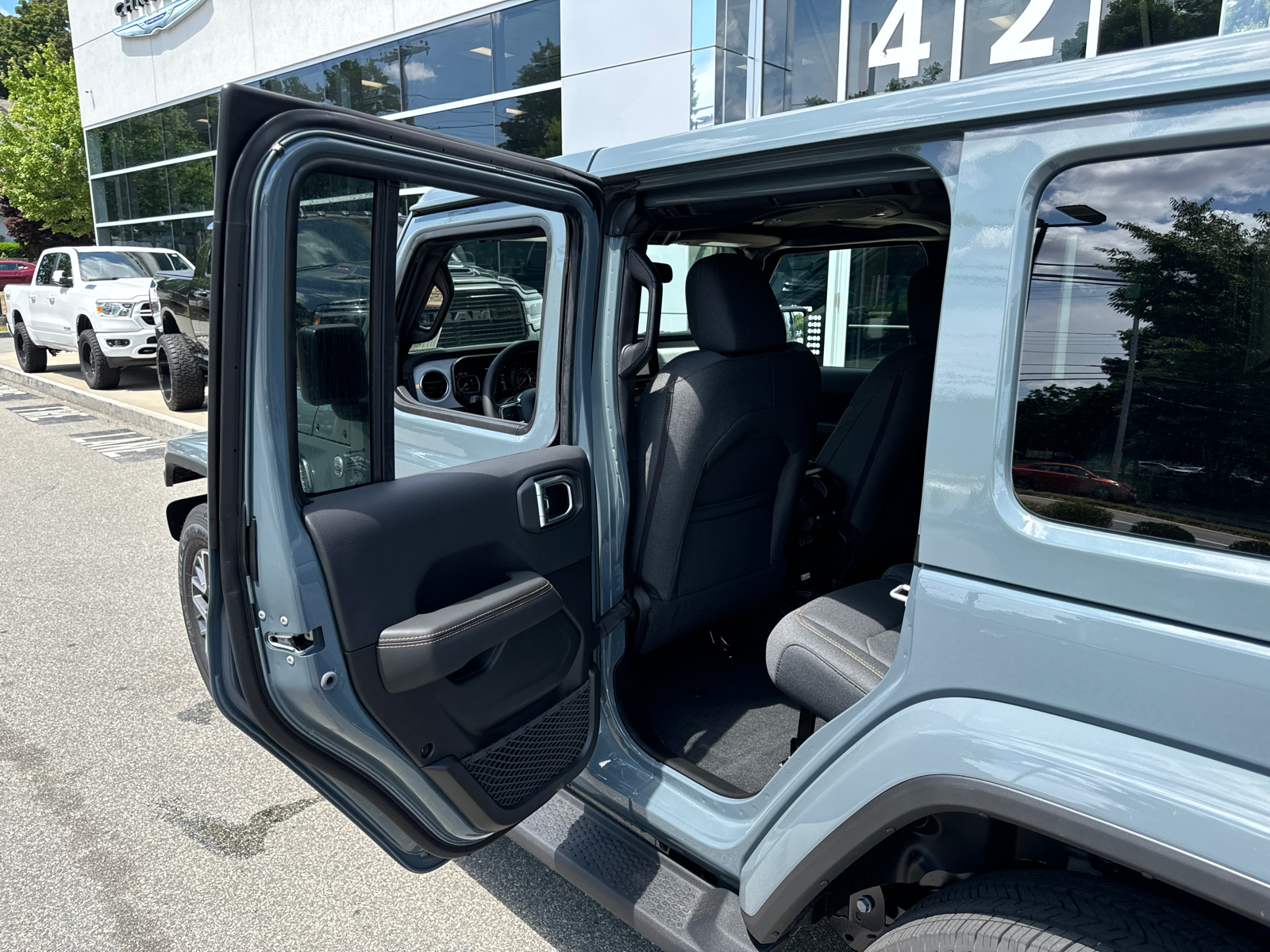 2024 Jeep Wrangler Sahara 29