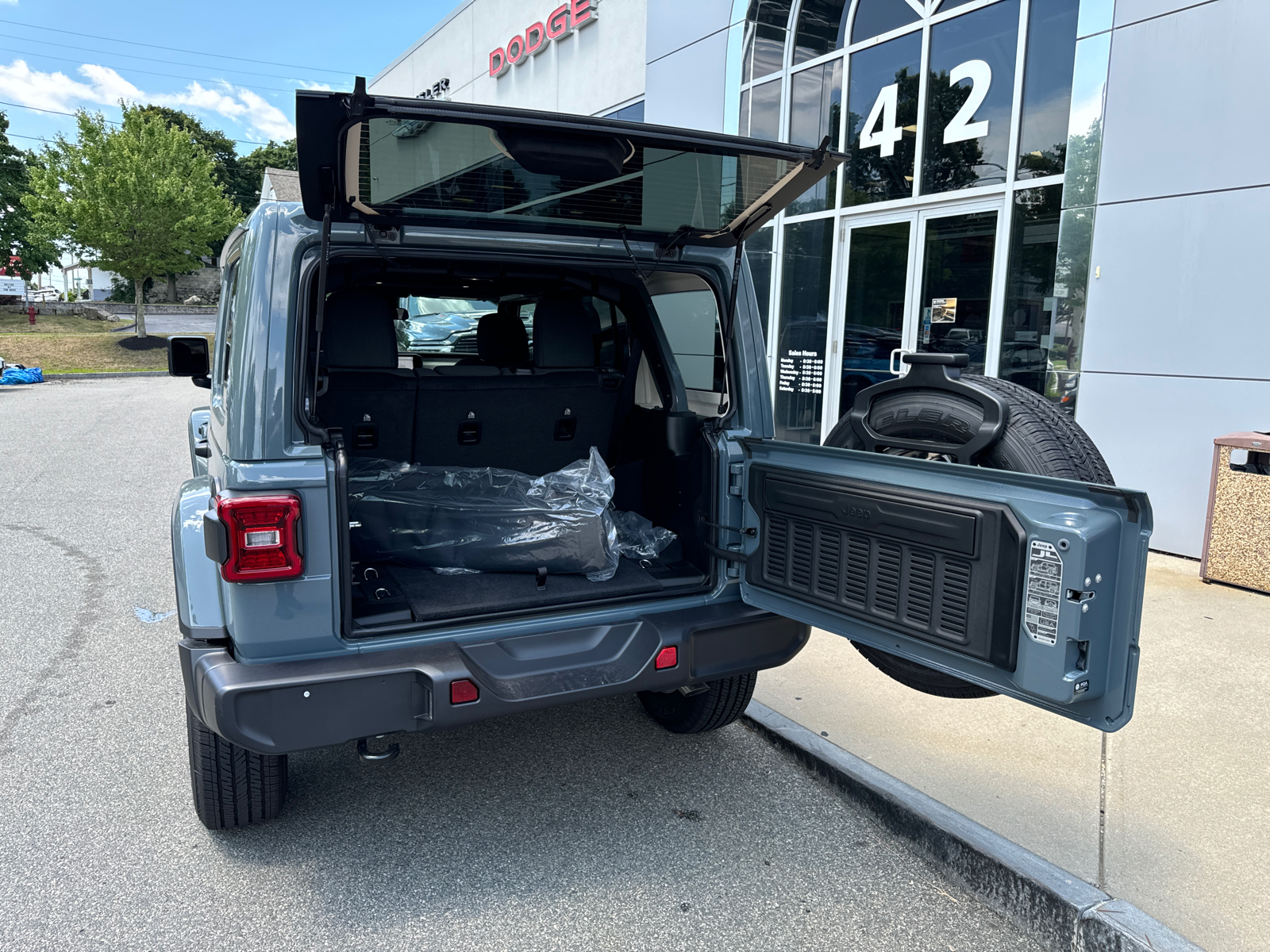 2024 Jeep Wrangler Sahara 36