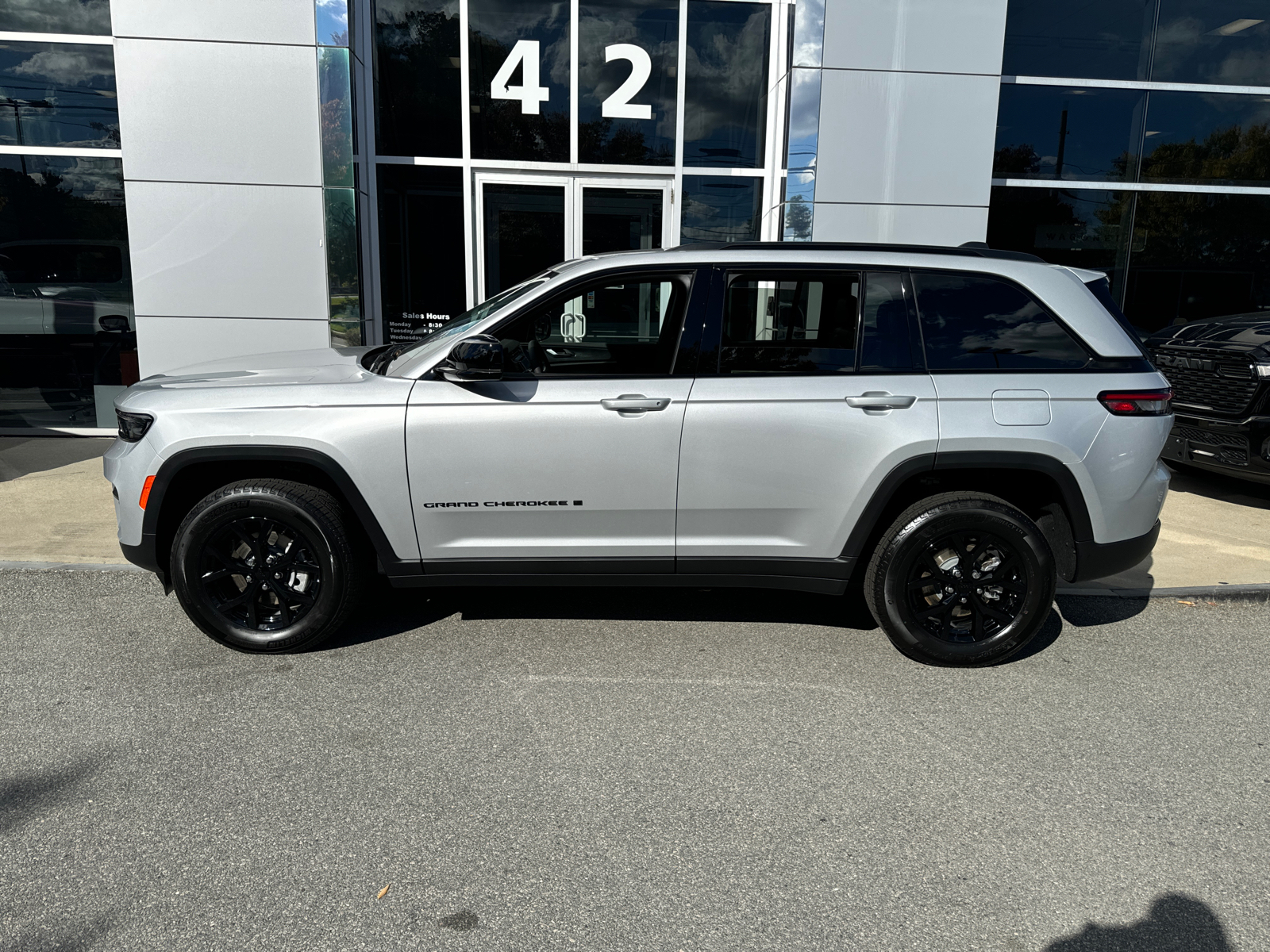 2024 Jeep Grand Cherokee Altitude 3