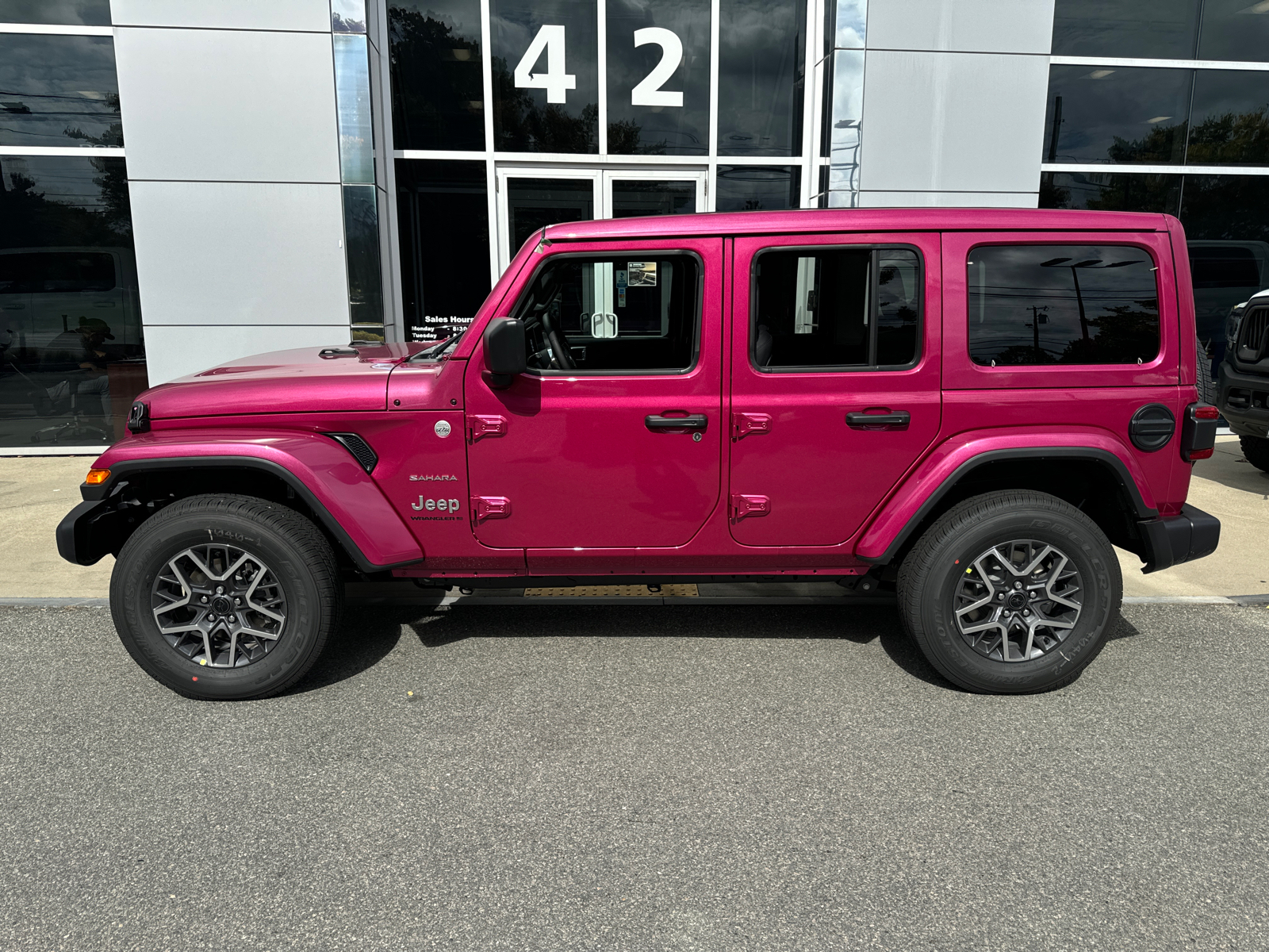 2024 Jeep Wrangler Sahara 3