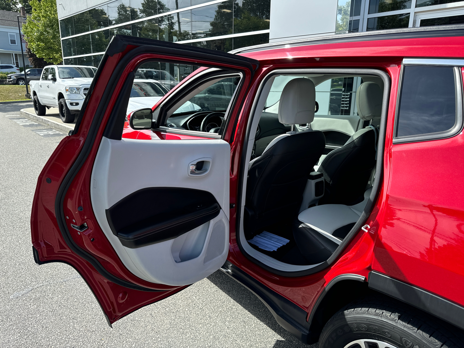 2020 Jeep Compass Latitude w/Sun/Safety Pkg 31