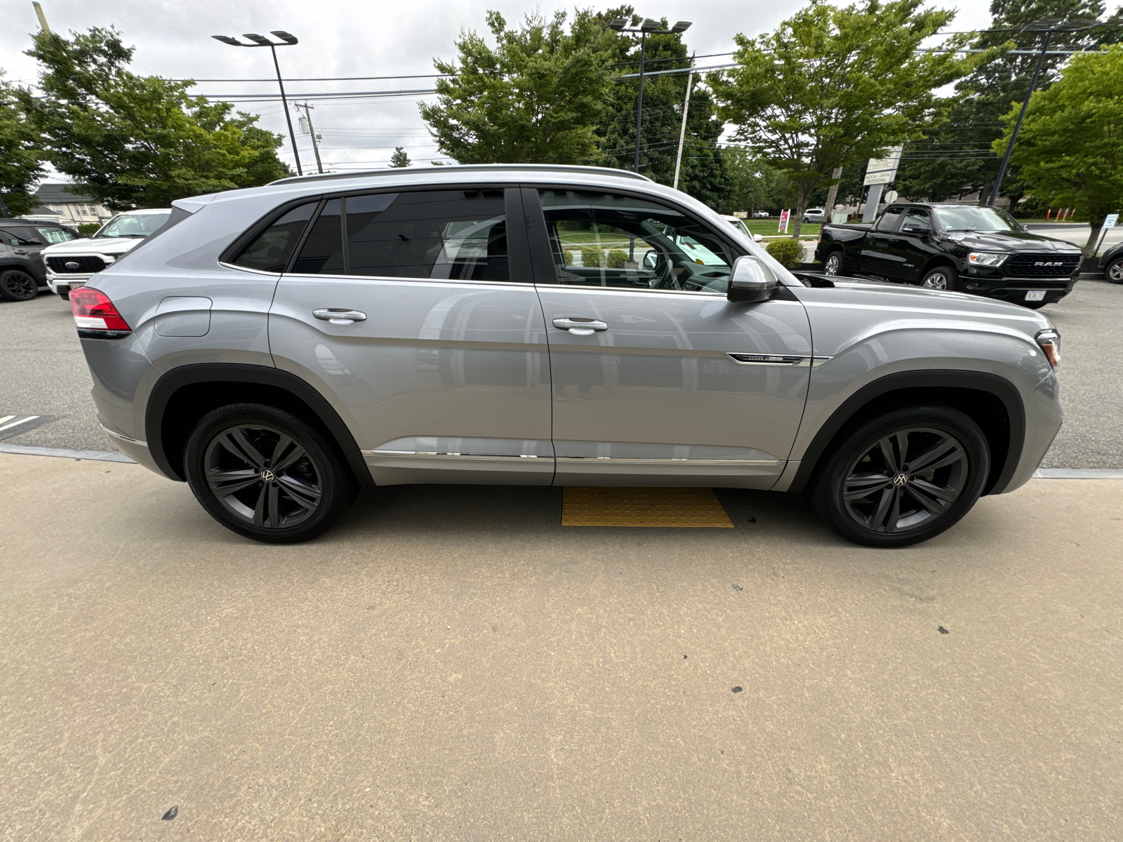 2021 Volkswagen Atlas Cross Sport 3.6L V6 SE w/Technology R-Line 7