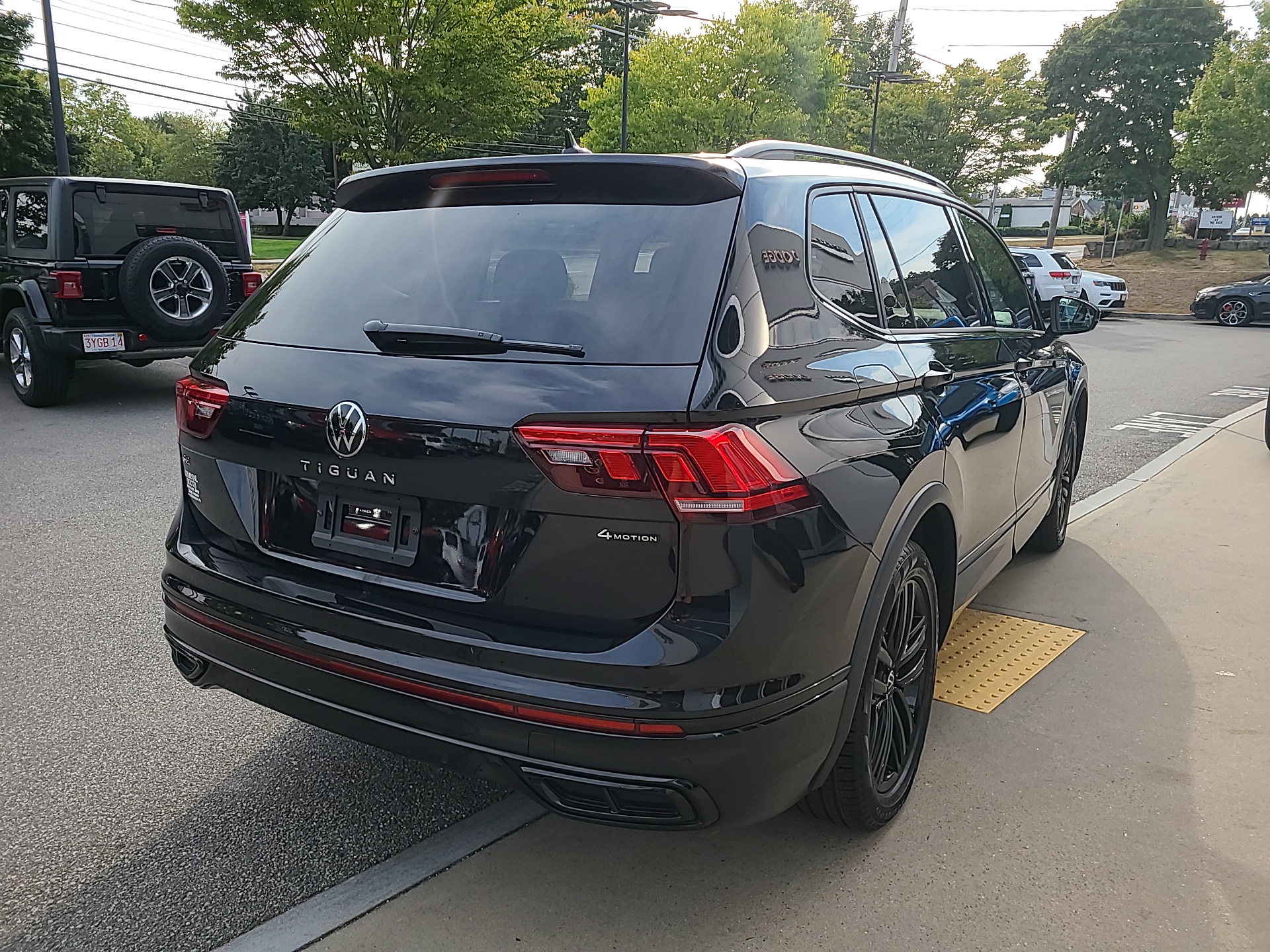 2022 Volkswagen Tiguan SE R-Line Black 4