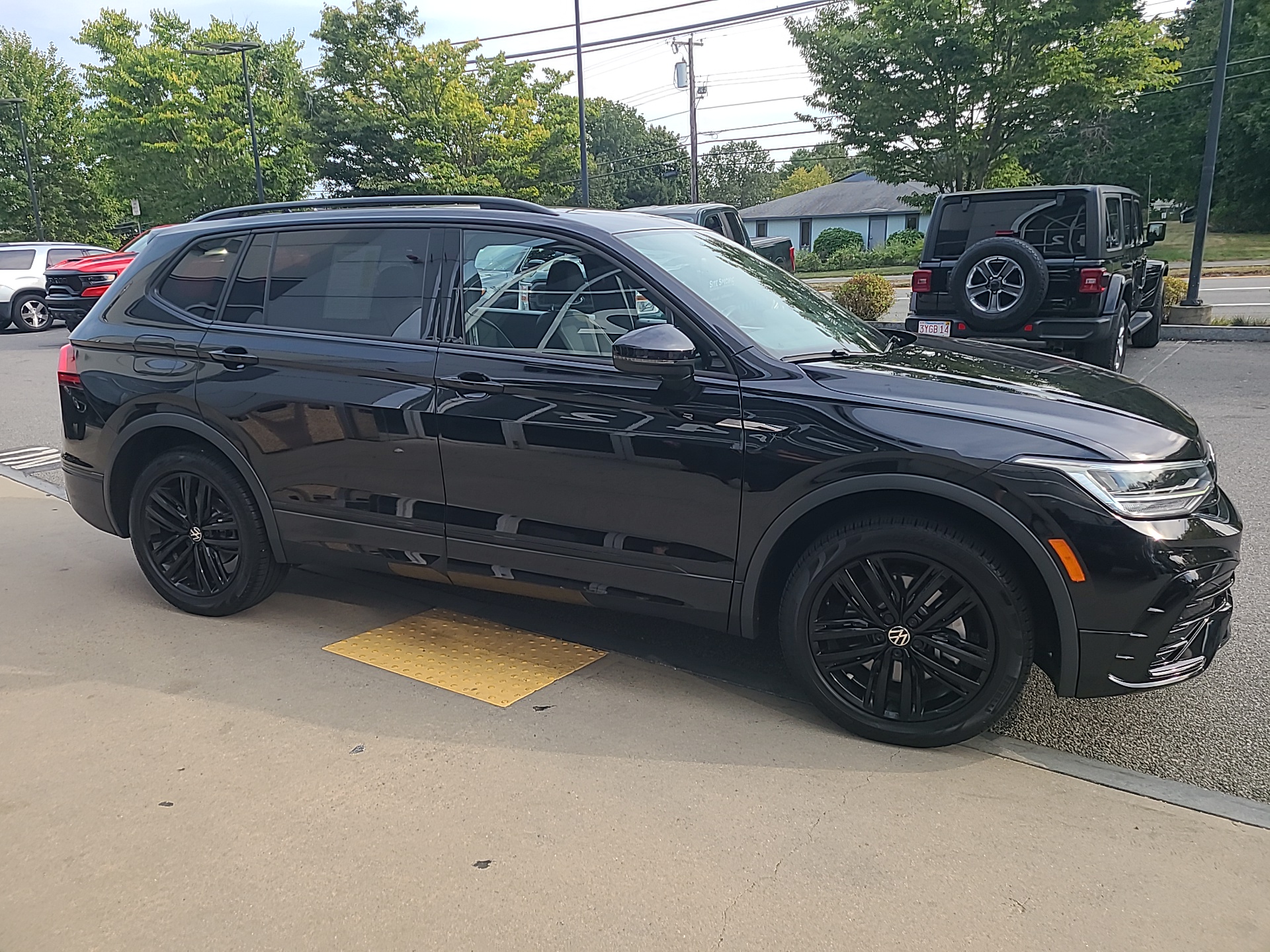 2022 Volkswagen Tiguan SE R-Line Black 5